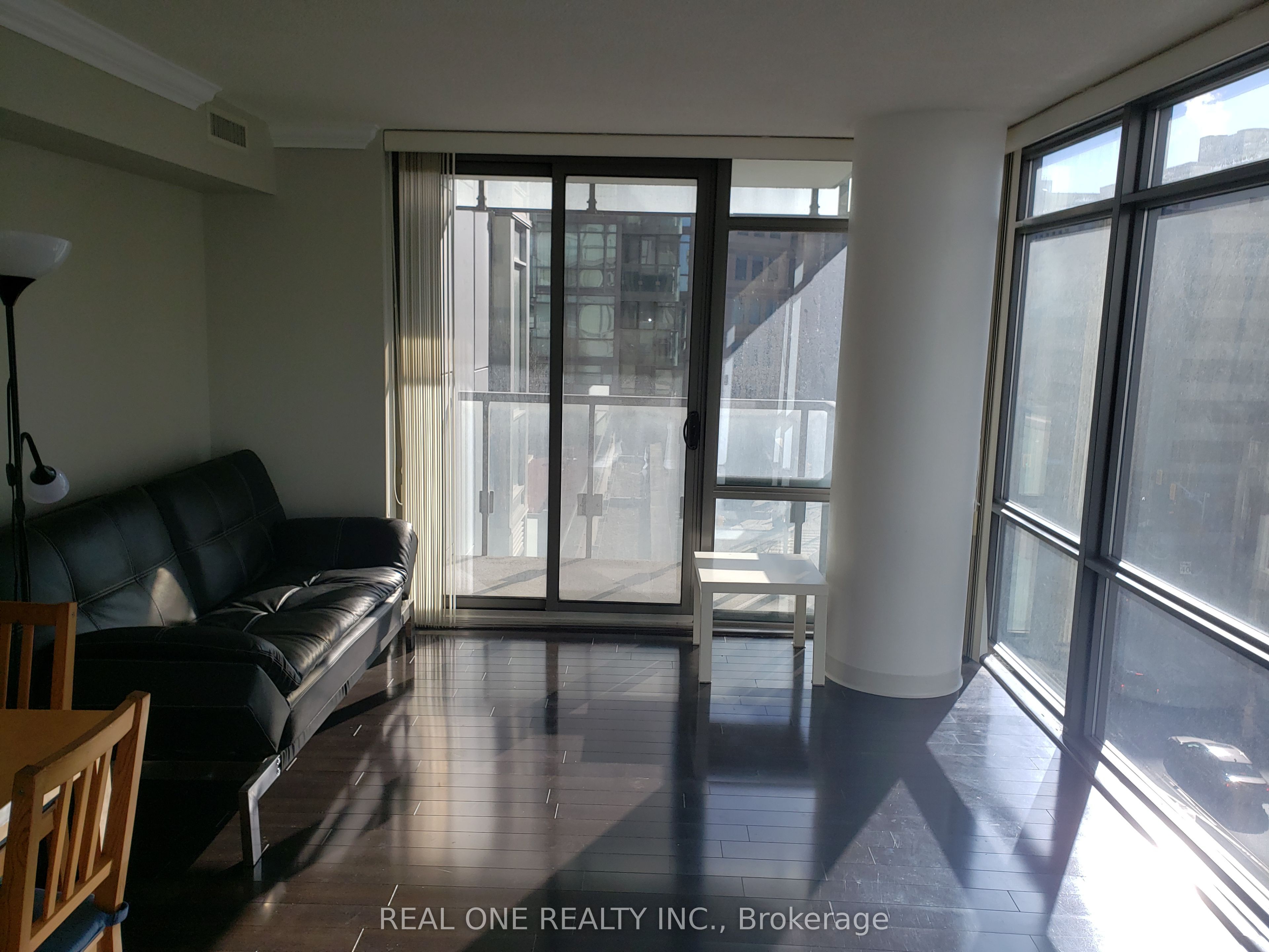 37 Grosvenor Street 402, Toronto, ON M4Y 3G5