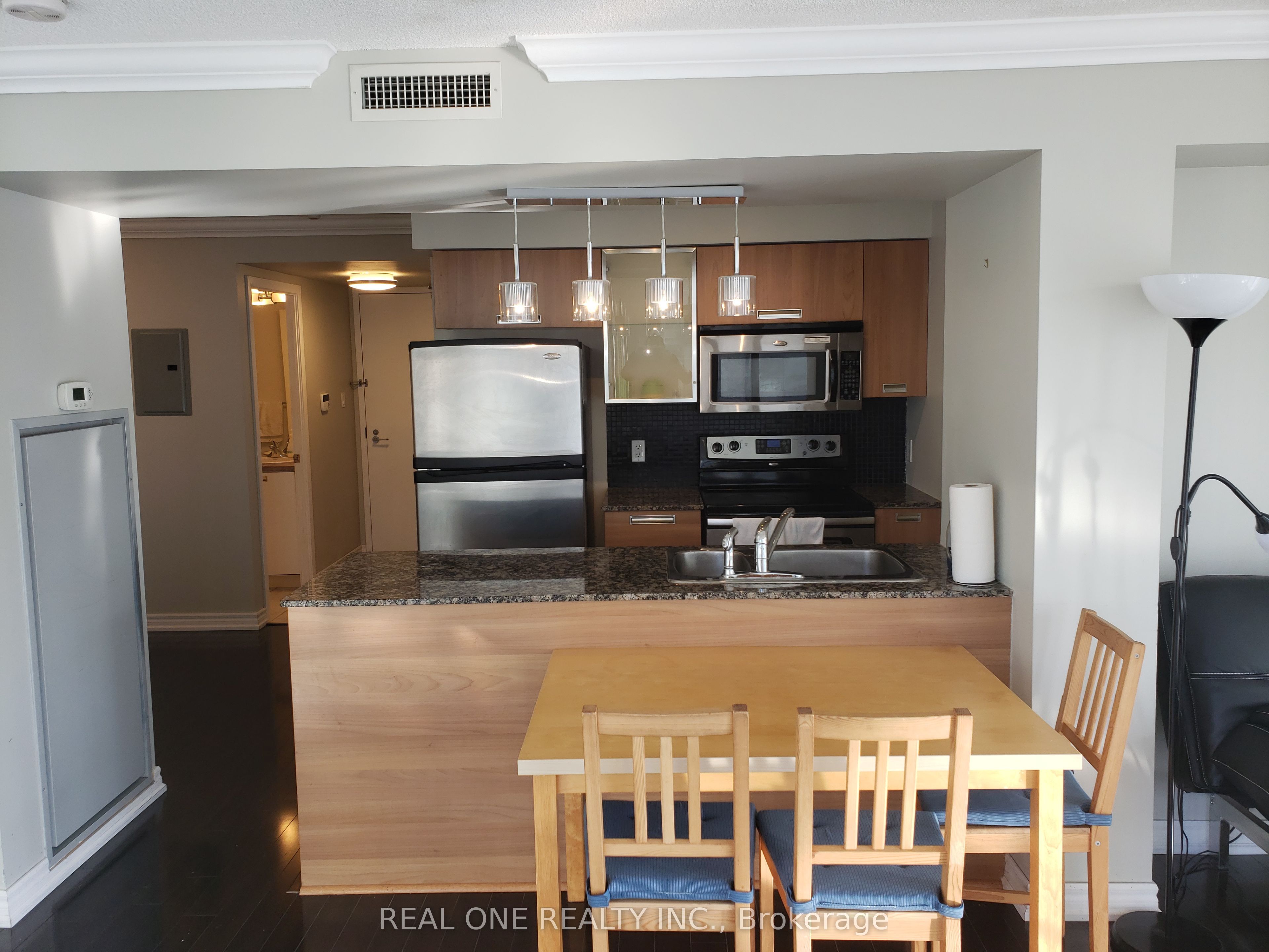 37 Grosvenor Street 402, Toronto, ON M4Y 3G5 photo 3
