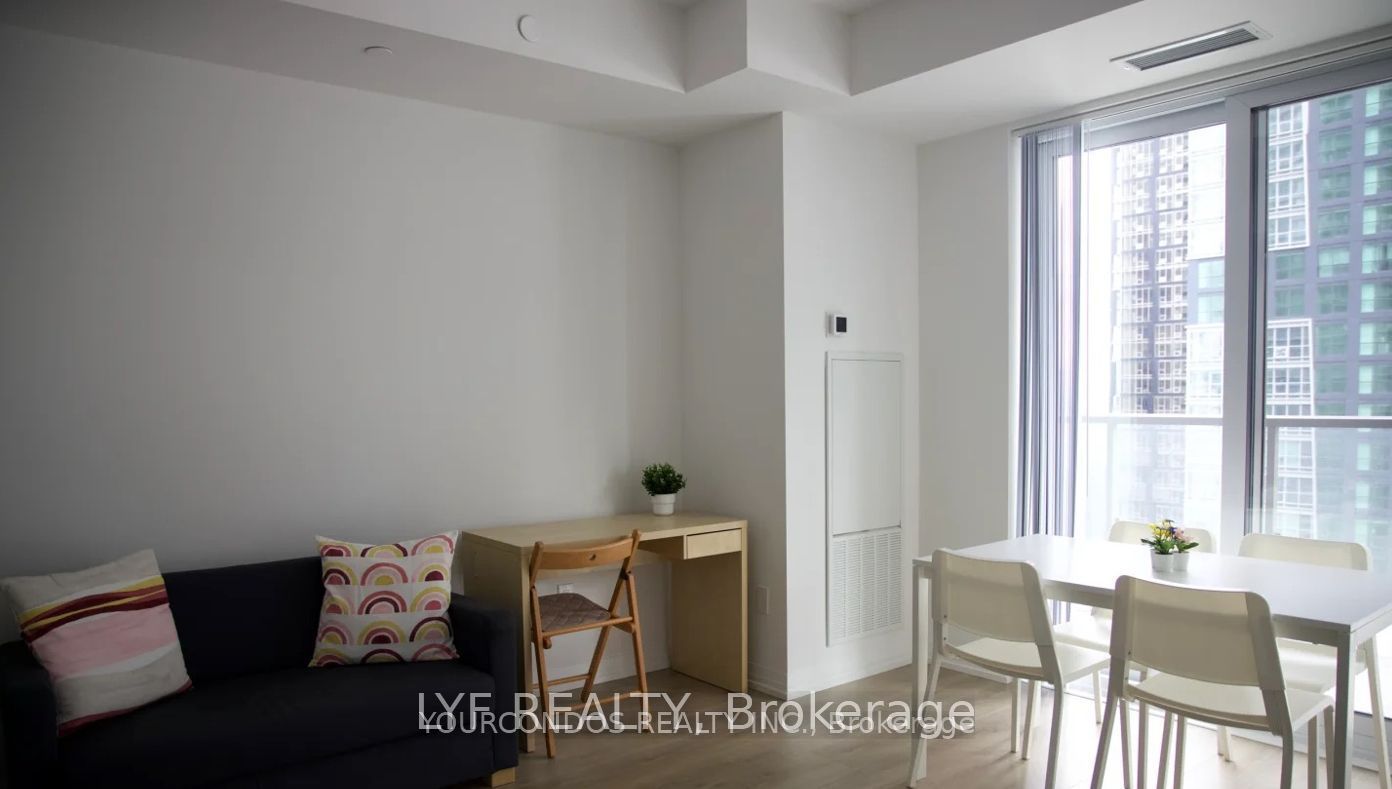8 Widmer Street 2711, Toronto, ON M5V 0W6 photo 2