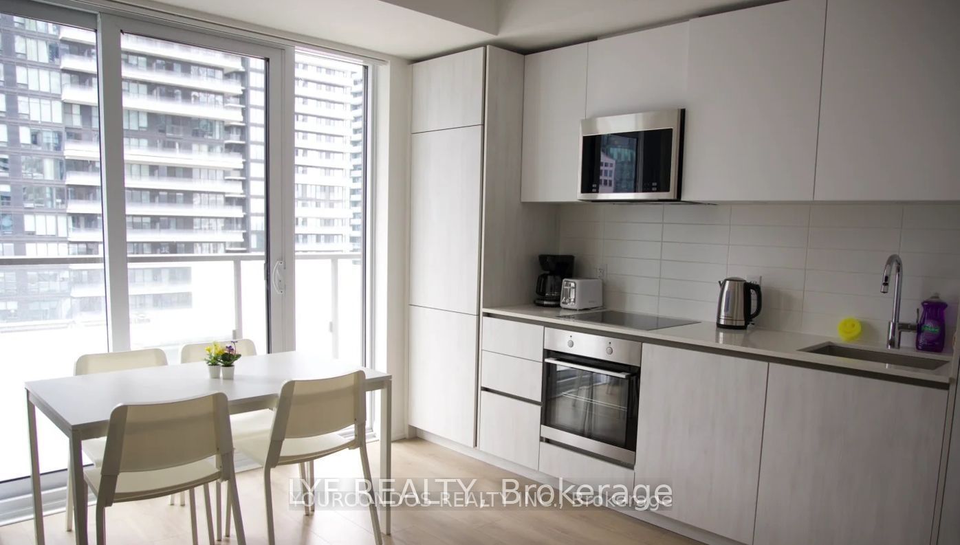 8 Widmer Street 2711, Toronto, ON M5V 0W6 photo 3