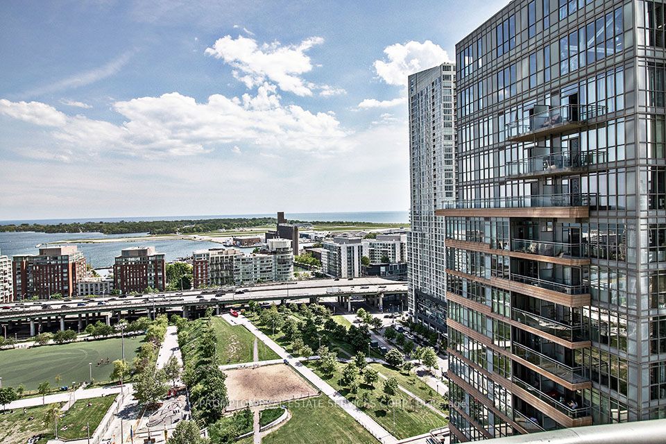 21 Iceboat Terrace 2208, Toronto, ON M5V 4B1