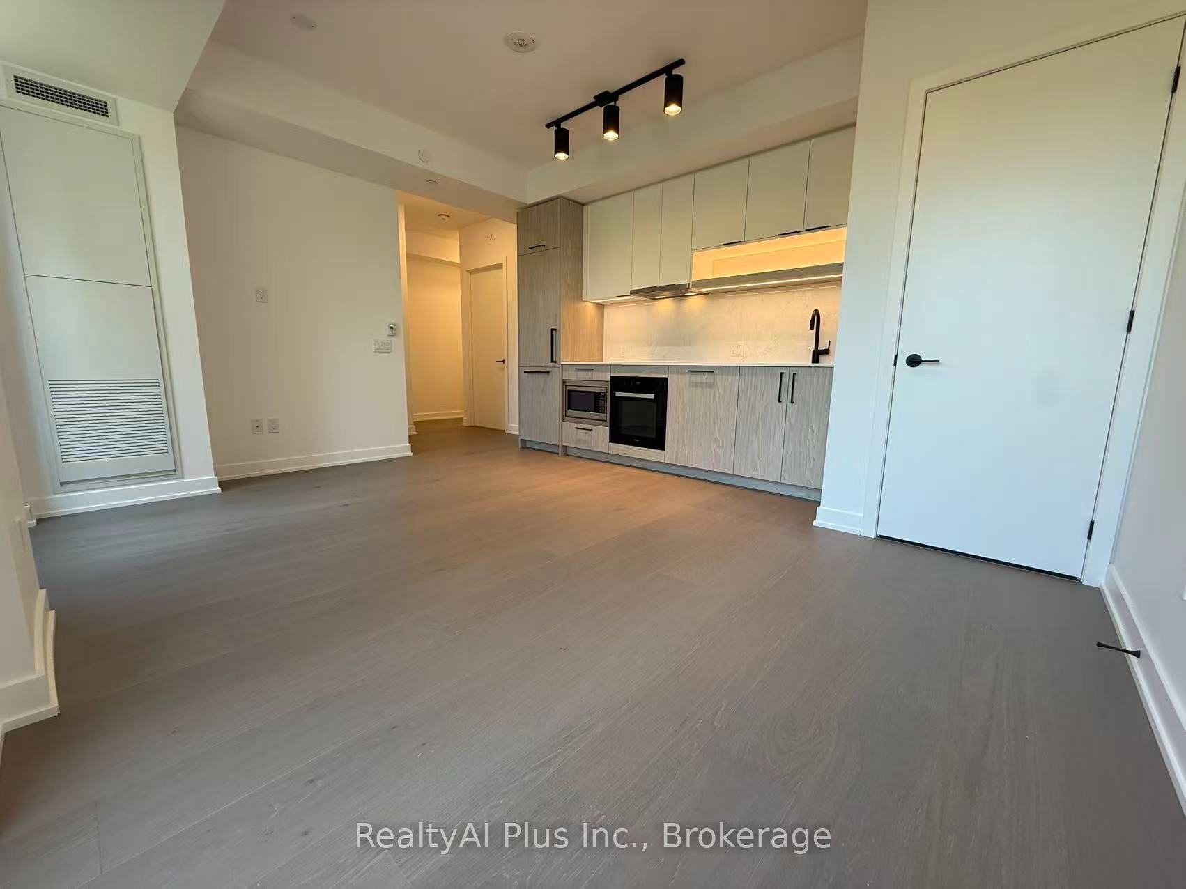 91 Montclair Avenue 606, Toronto, ON M5P 0B1