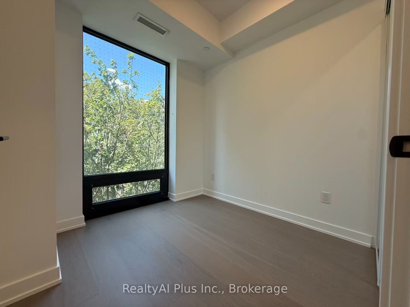 91 Montclair Avenue 606, Toronto, ON M5P 0B1 photo 5