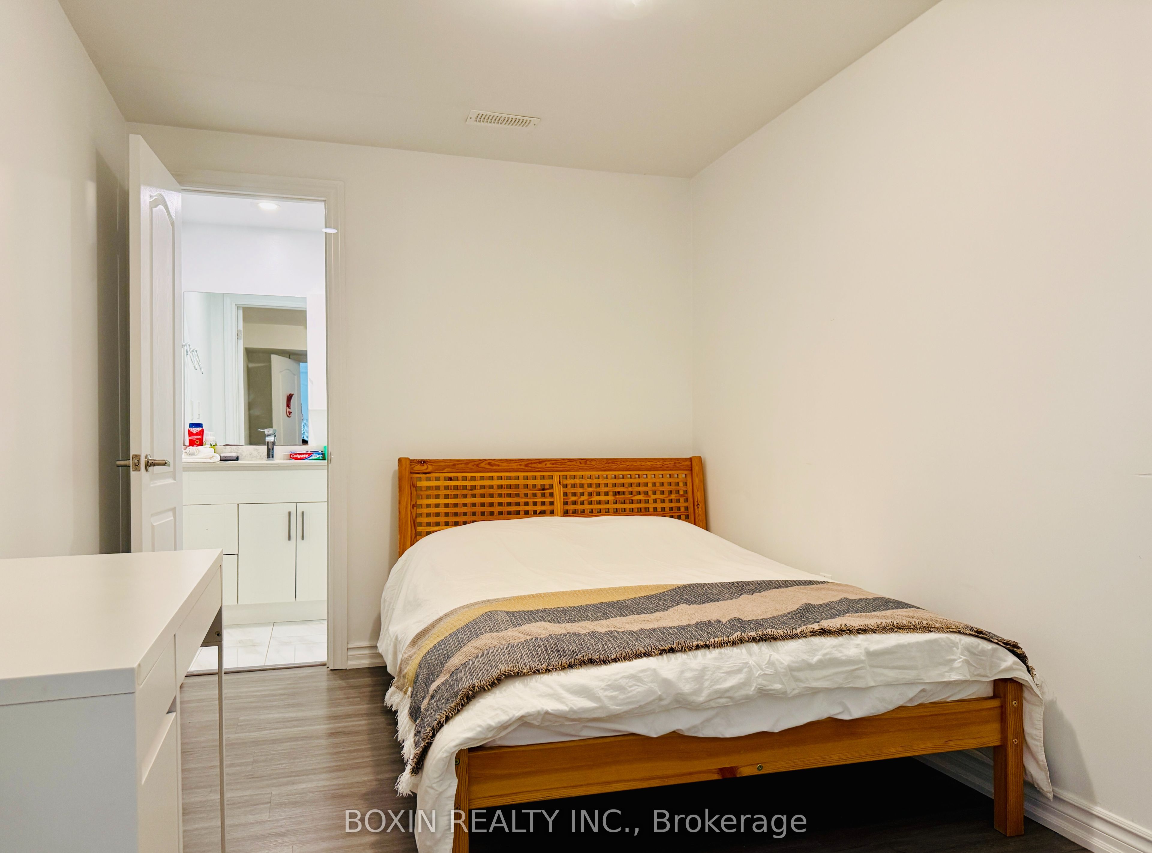 22 Queen Magdalene Place Basement Room 1, Toronto, ON M2H 0A6 photo 2