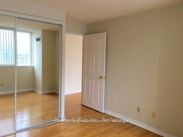 736 Bay Street 2210, Toronto, ON M5G 2M4 photo 3