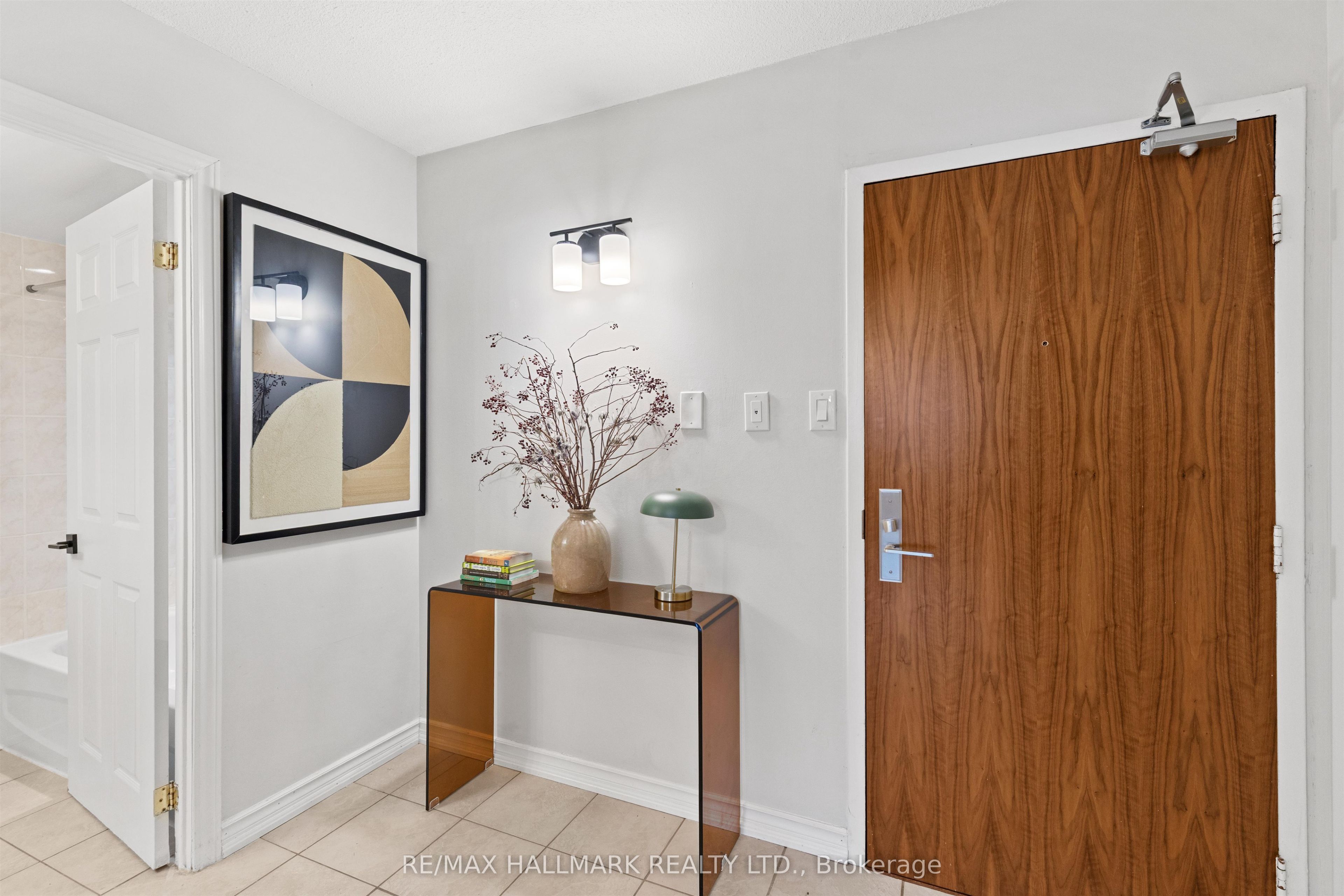 914 Yonge Street 1603, Toronto, ON M4W 3C8 photo 5