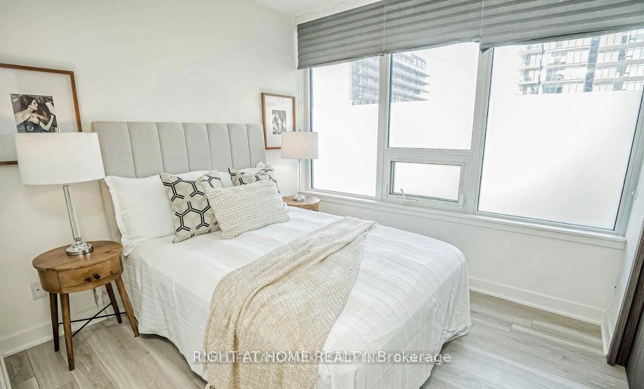 19 Bathurst Street 605, Toronto, ON M5V 0N2
