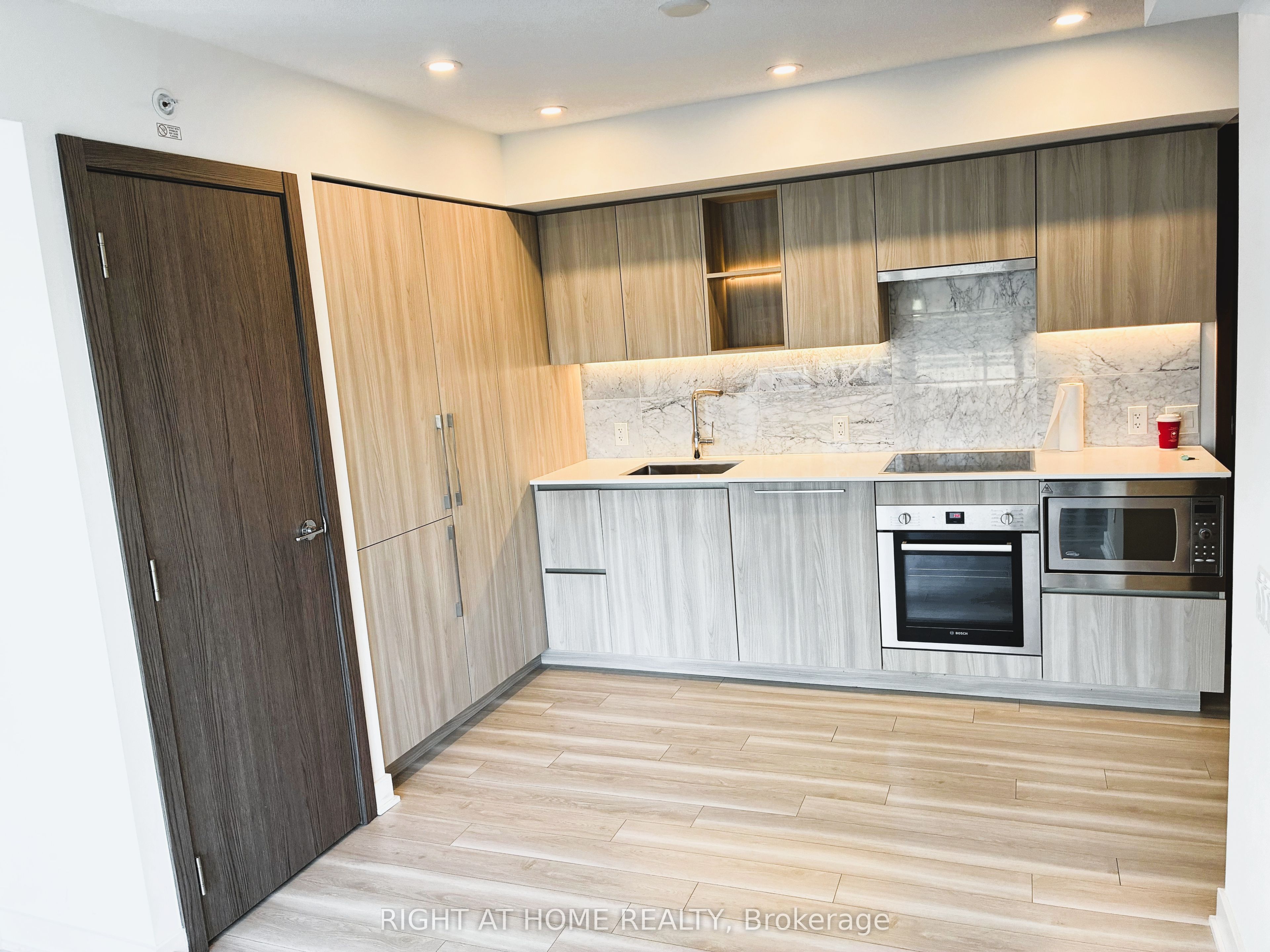 19 Bathurst Street 605, Toronto, ON M5V 0N2 photo 4