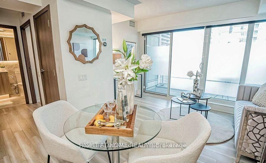 19 Bathurst Street 605, Toronto, ON M5V 0N2 photo 5