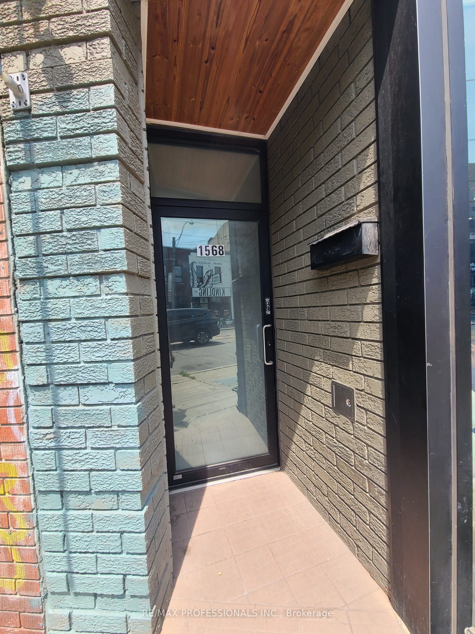 1568 Dundas Street W, Toronto, ON M6J 1X7