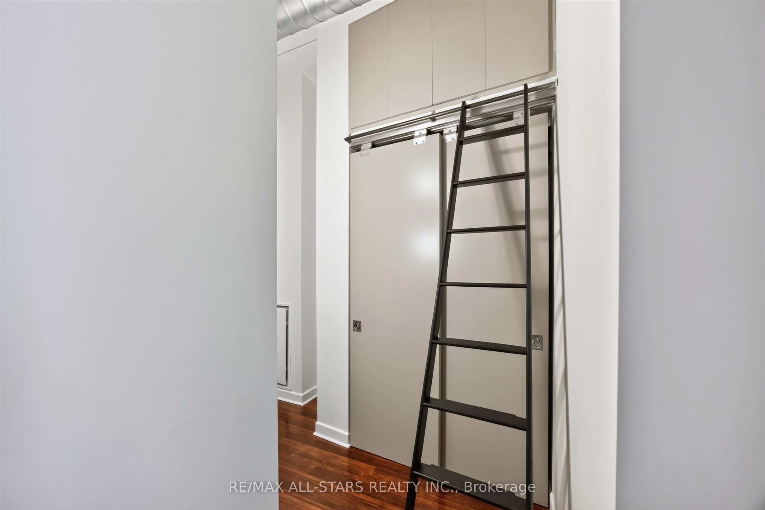 155 Dalhousie Street 827, Toronto, ON M5B 2P7 photo 4