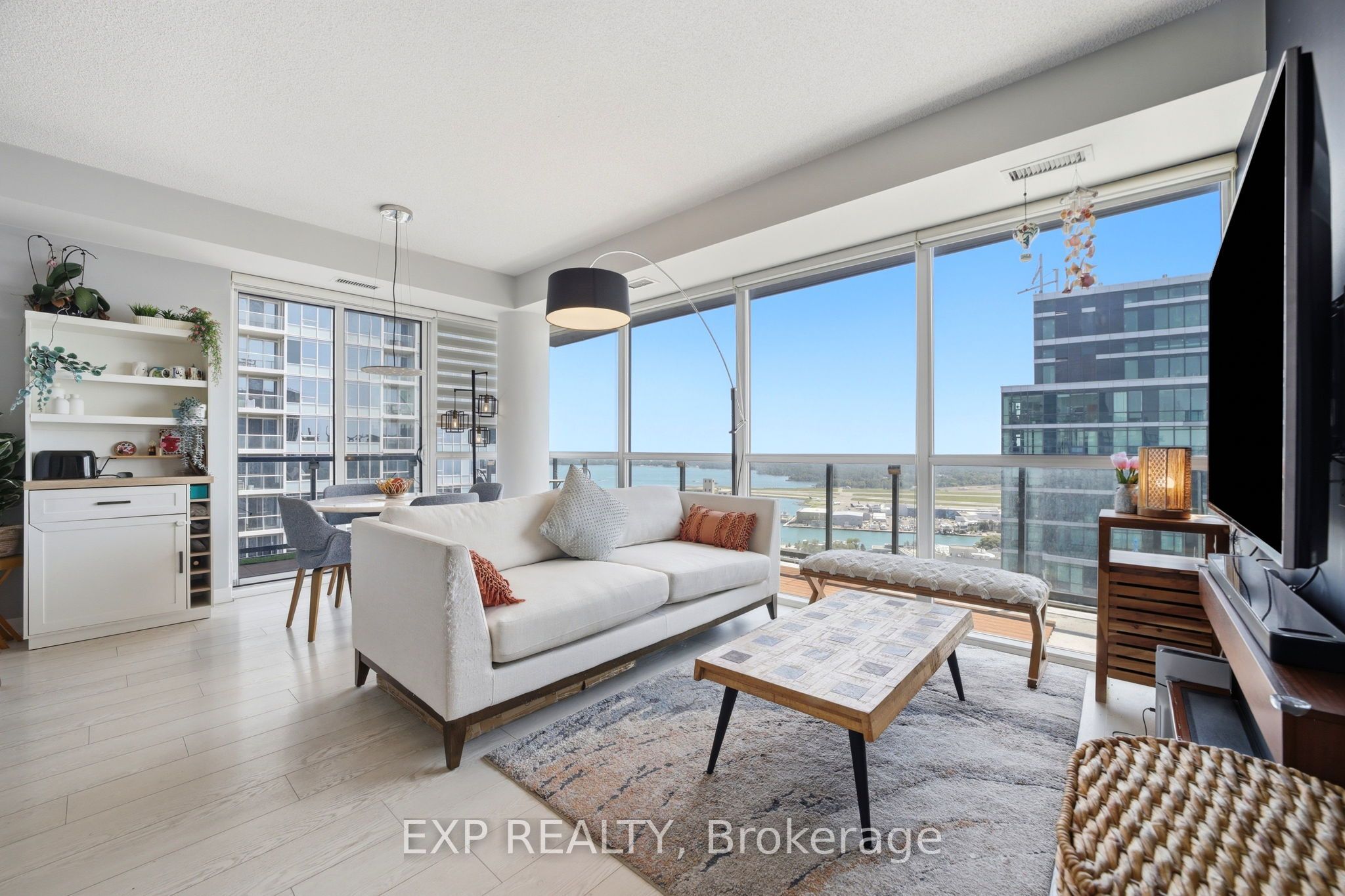 20 Bruyeres Mews LPH07, Toronto, ON M5V 0G8