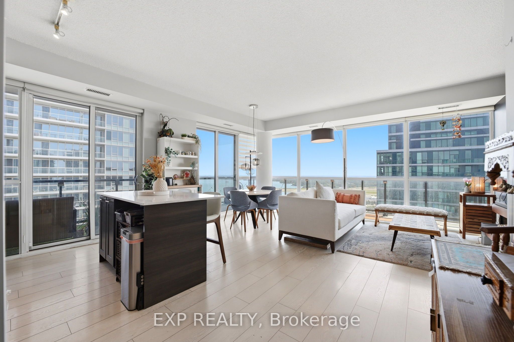 20 Bruyeres Mews LPH07, Toronto, ON M5V 0G8 photo 2
