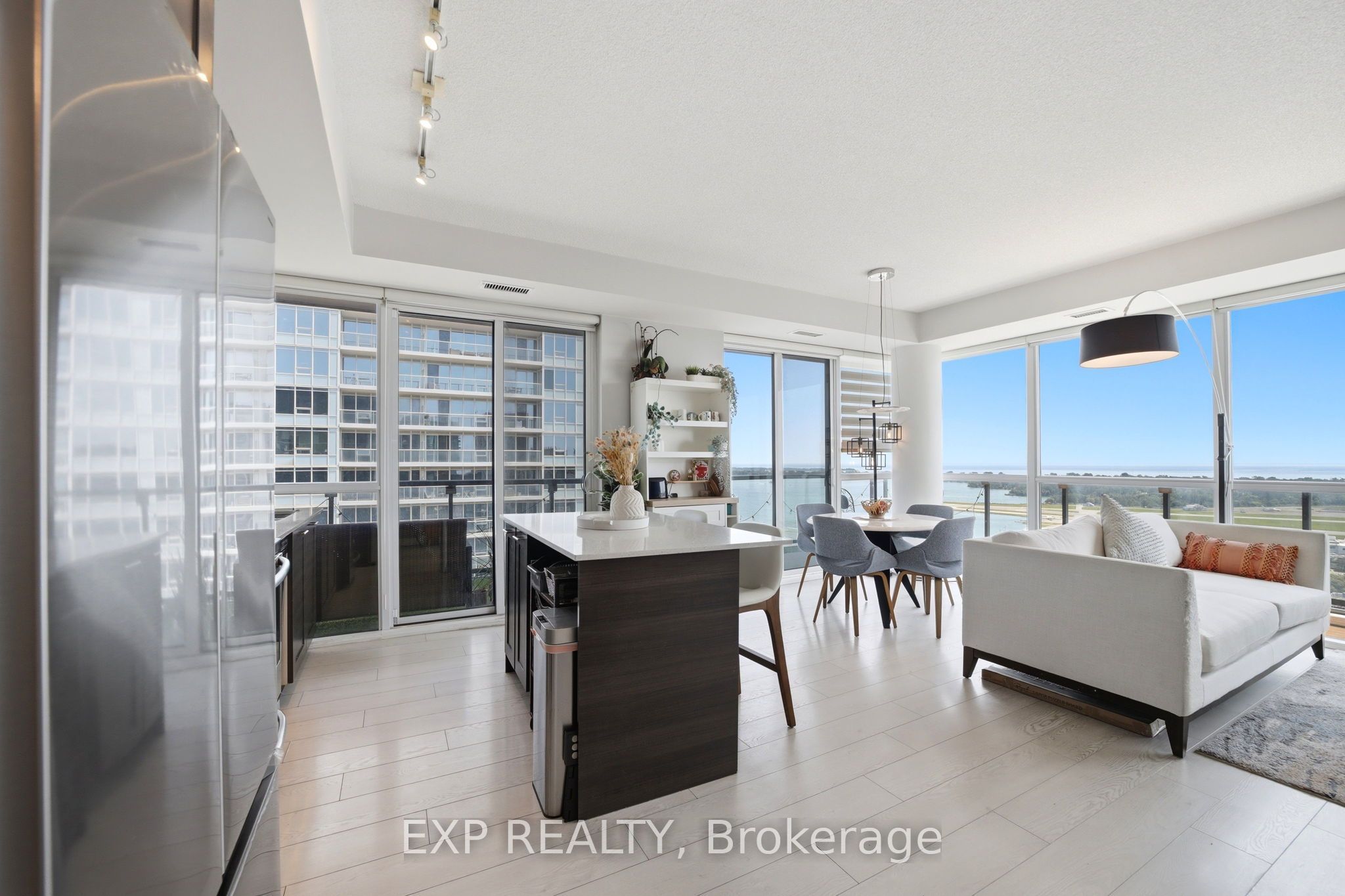 20 Bruyeres Mews LPH07, Toronto, ON M5V 0G8 photo 3