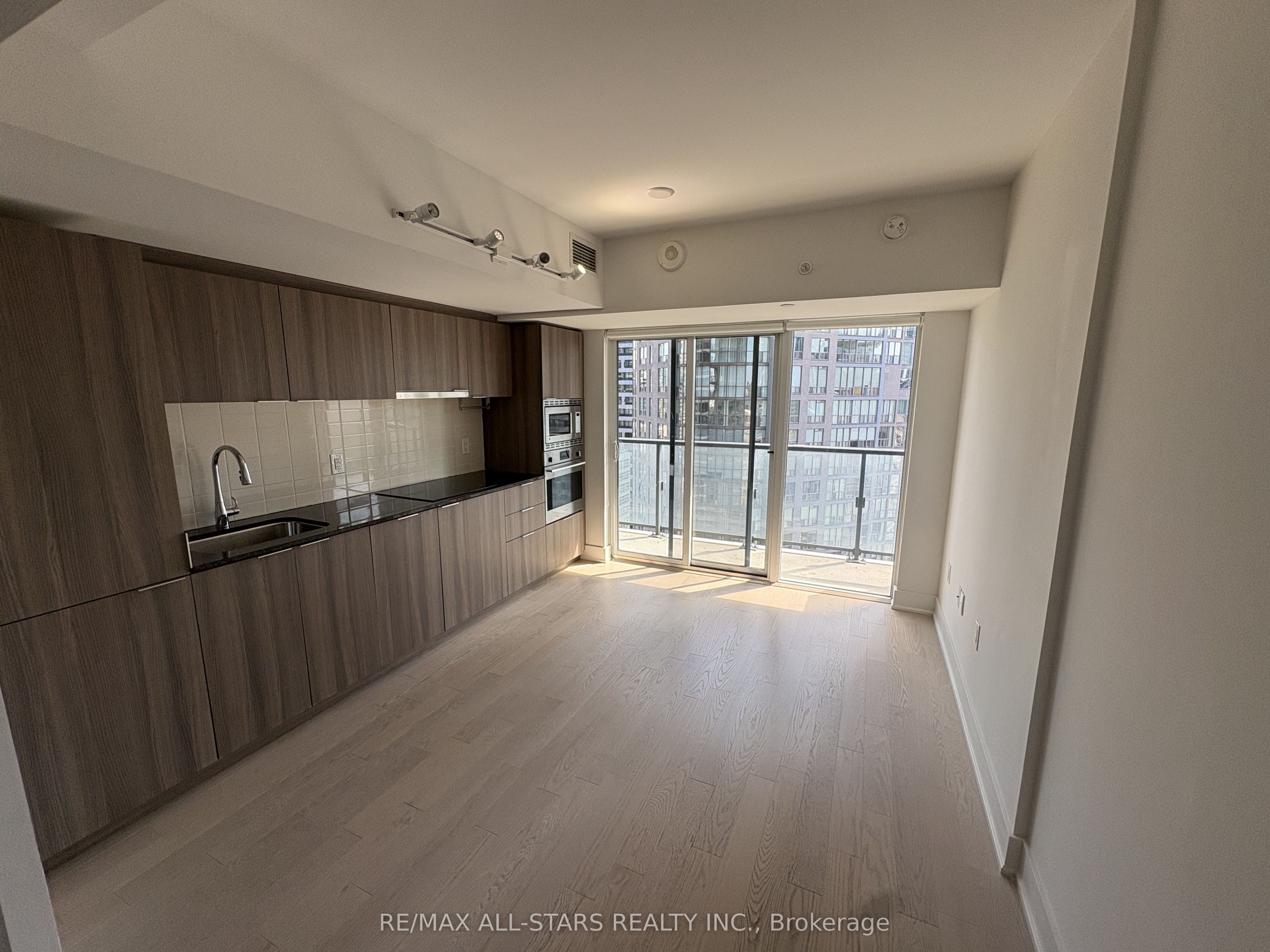 955 Bay Street 2102, Toronto, ON M5S 2A2 photo 2