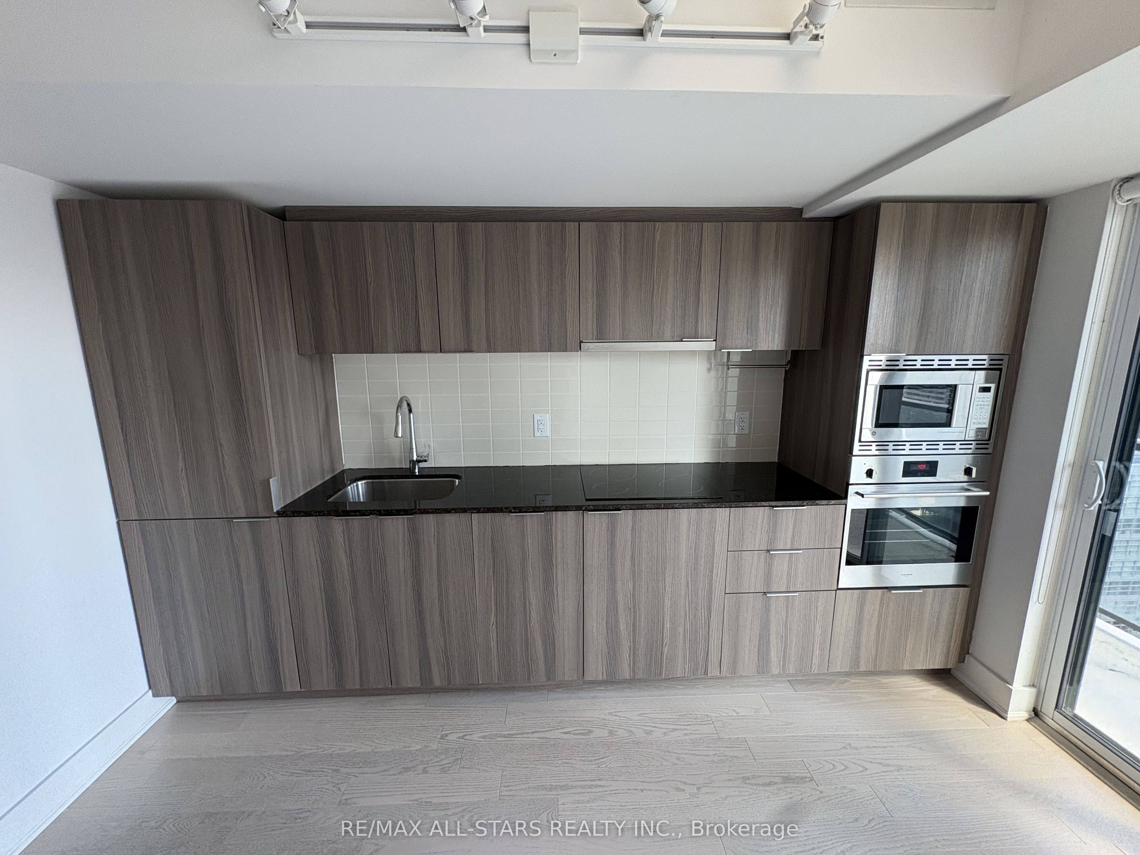955 Bay Street 2102, Toronto, ON M5S 2A2 photo 3