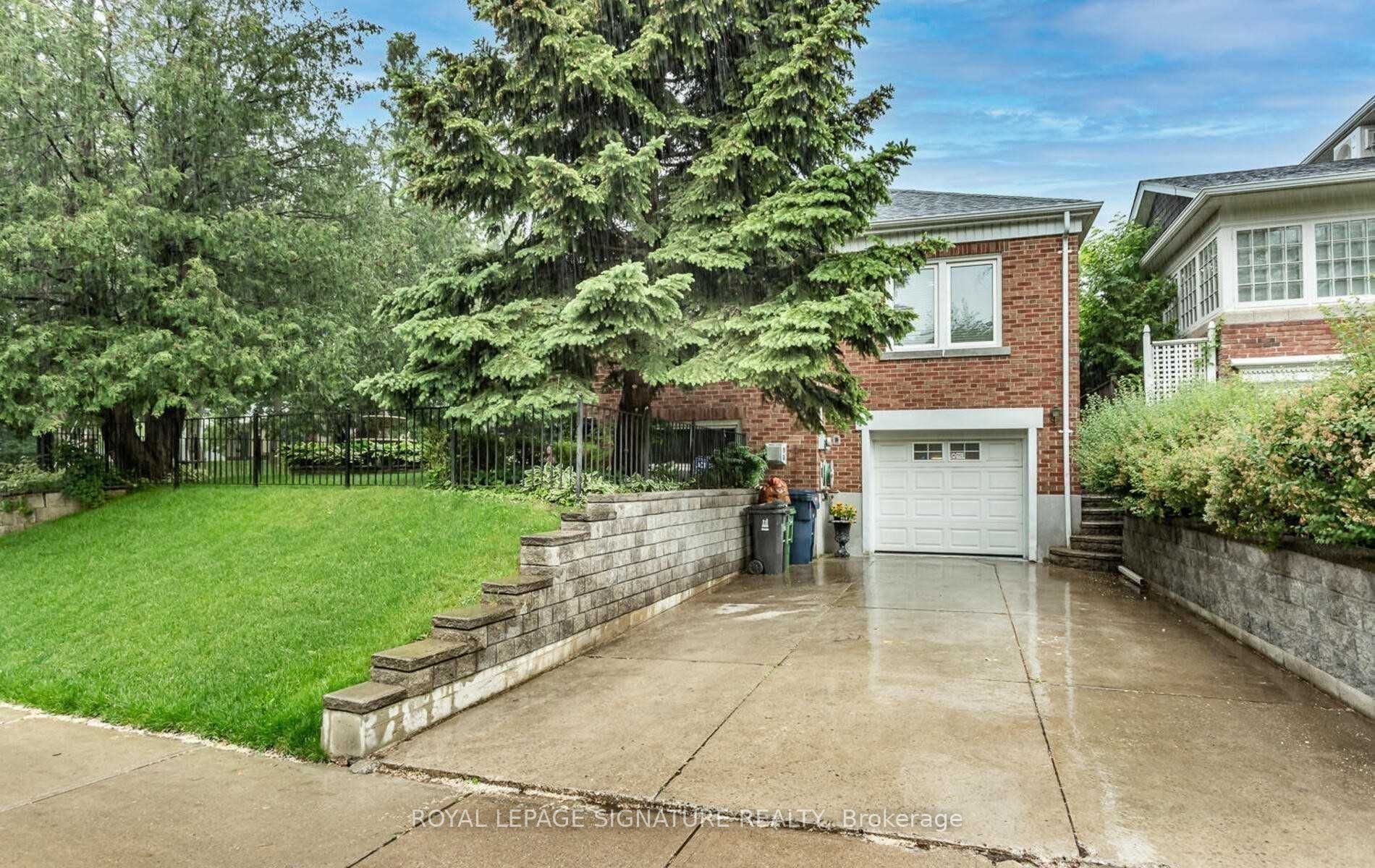 2 Hillcrest Drive, Toronto, ON M6G 2C9 photo 2