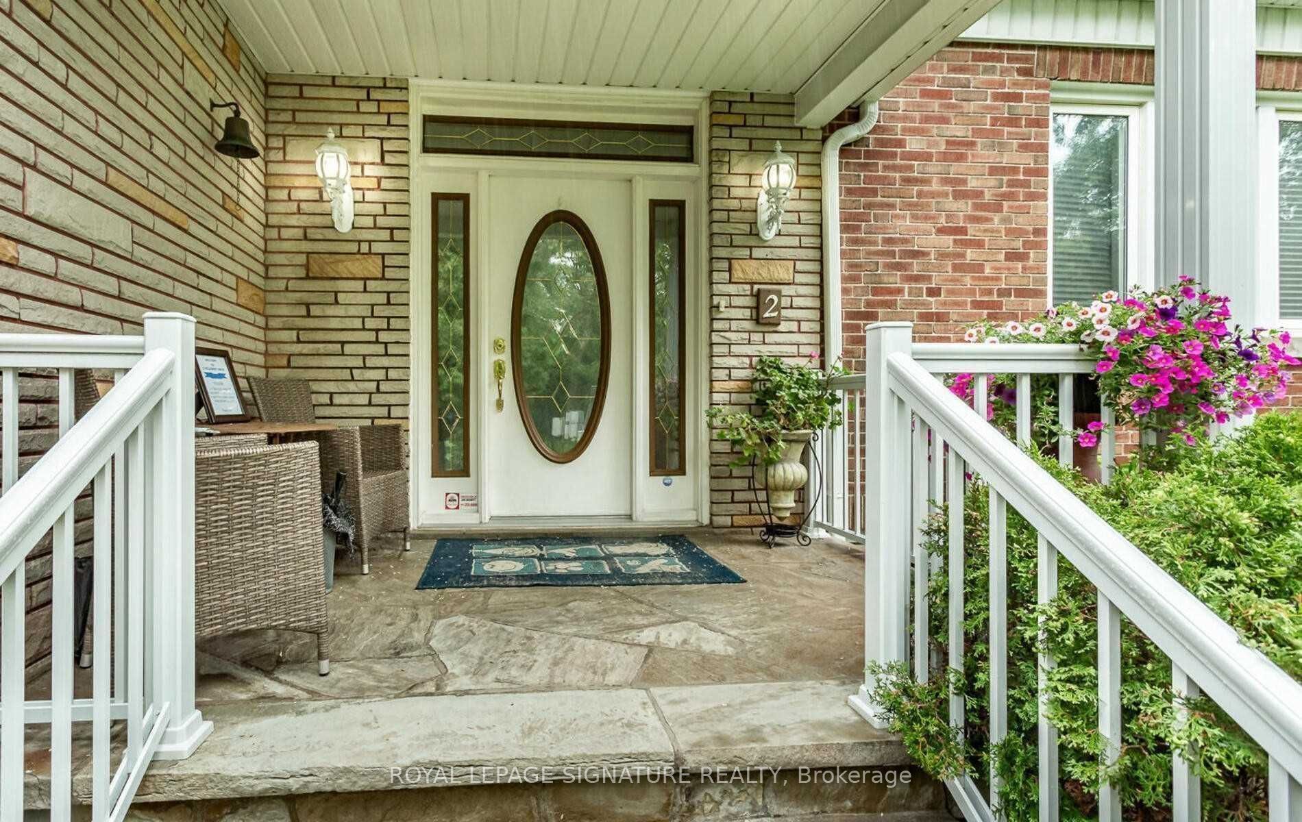 2 Hillcrest Drive, Toronto, ON M6G 2C9 photo 3