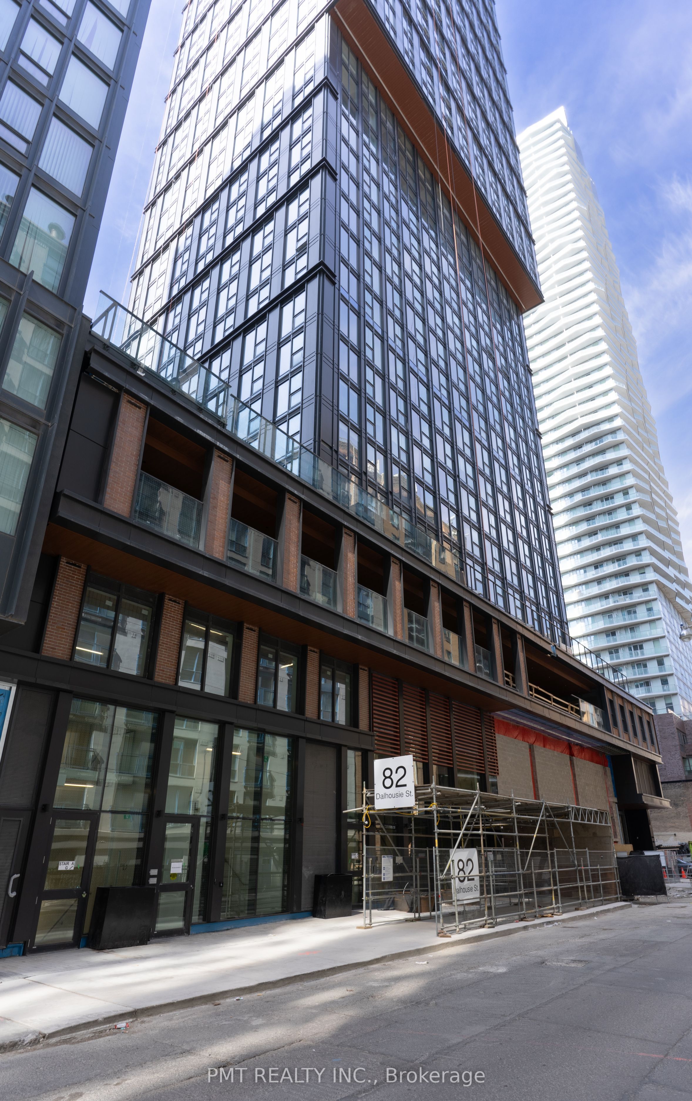 82 Dalhousie Street 806, Toronto, ON M5B 0C5