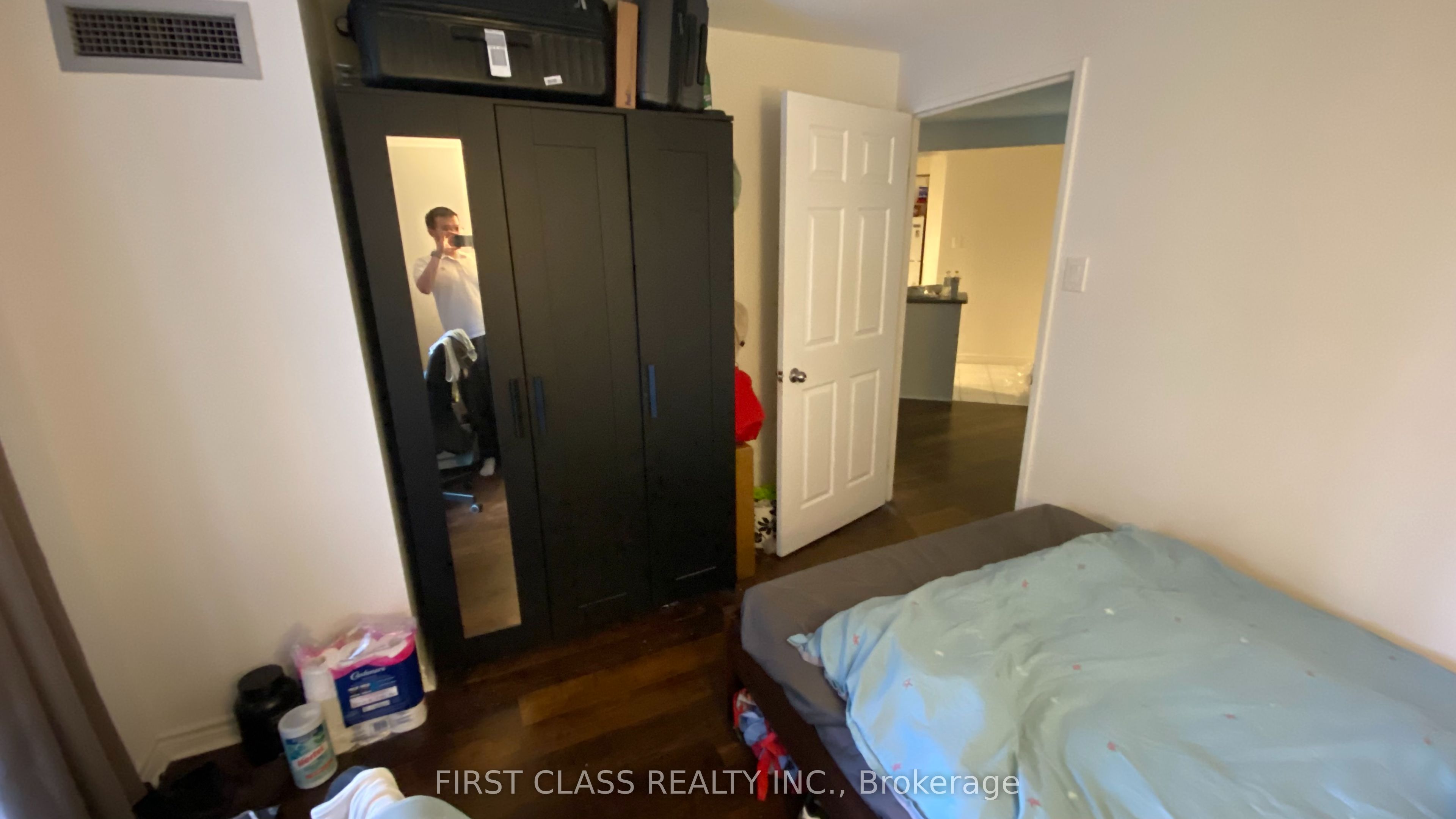 736 Bay Street 303 (Secondary Bedroom), Toronto, ON M5G 2M4 photo 4
