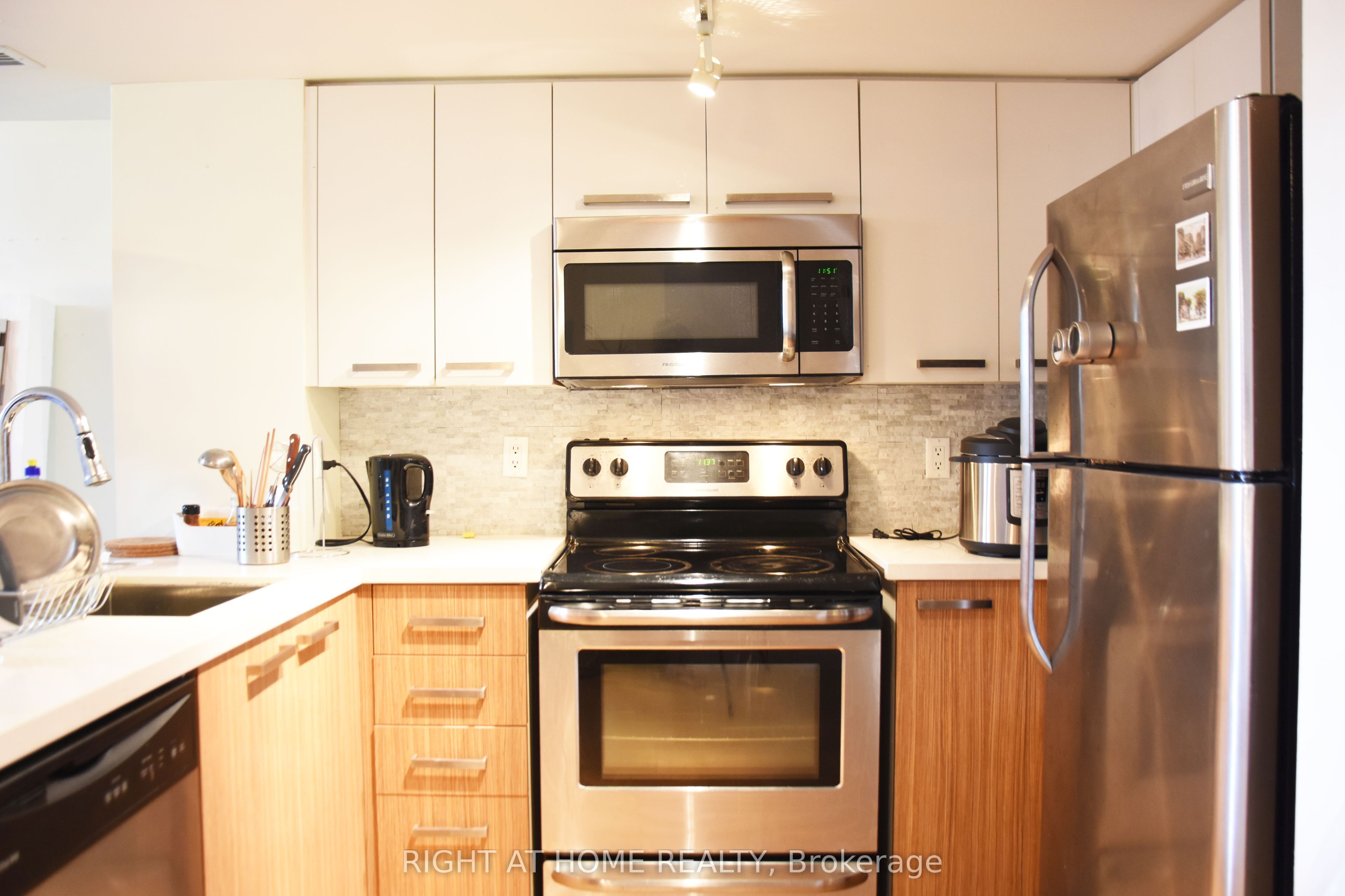 11 St Joseph Street 514, Toronto, ON M4Y 3G4 photo 2