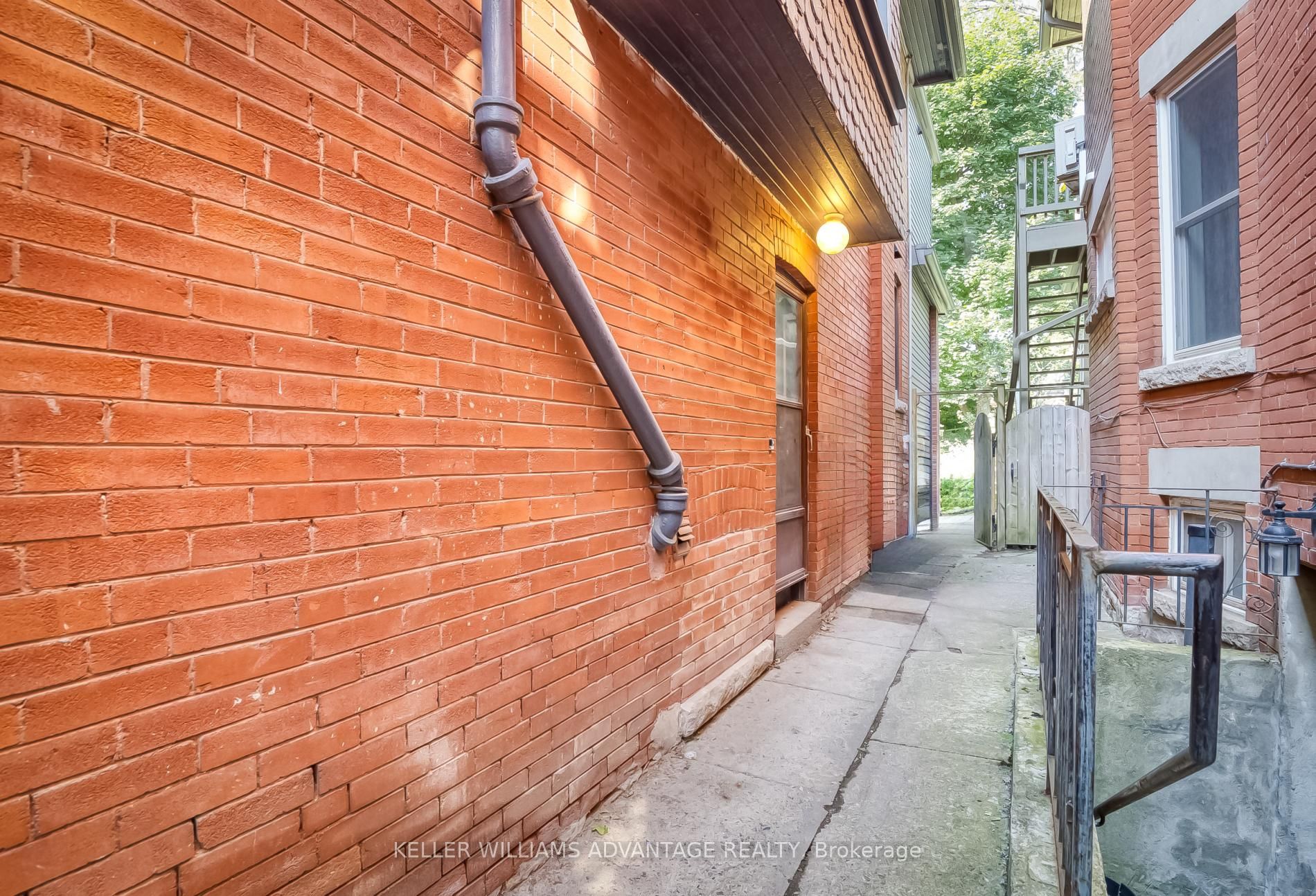 146 Madison Avenue Lower, Toronto, ON M5R 2S5 photo 2