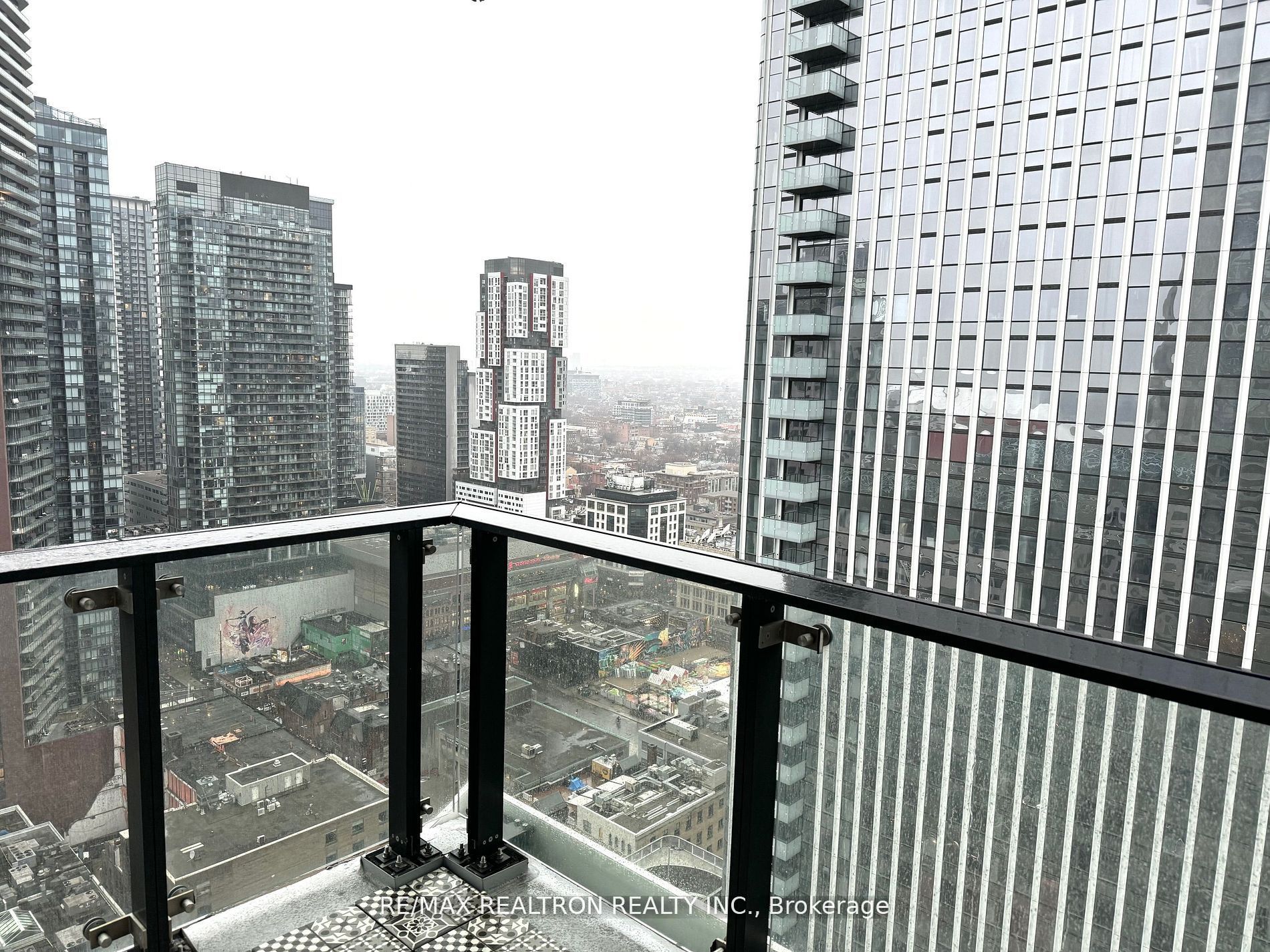 224 King Street W 2901, Toronto, ON M5H 0A6 photo 2