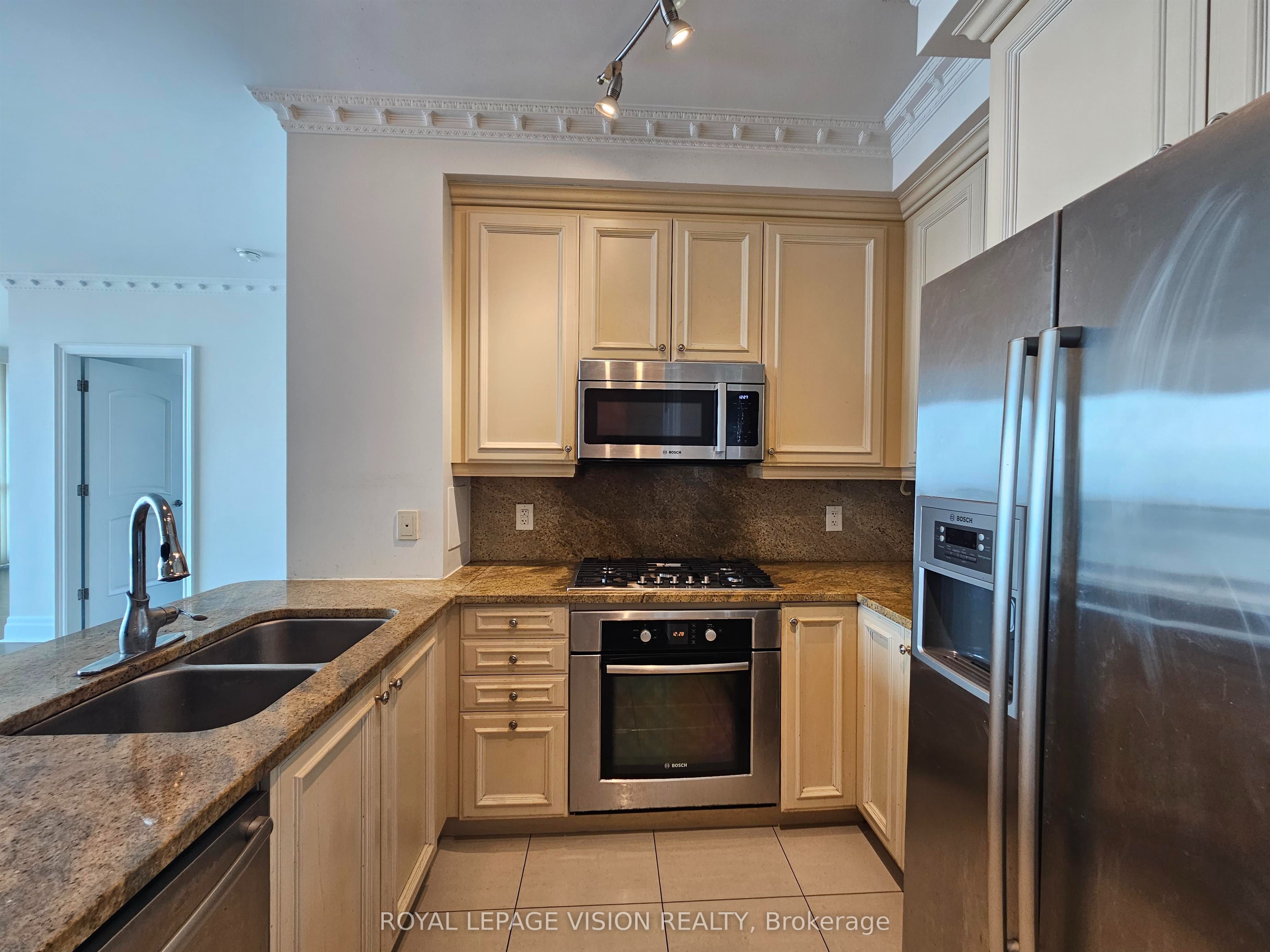 16 Harbour Street 3810, Toronto, ON M5J 2Z7 photo 2