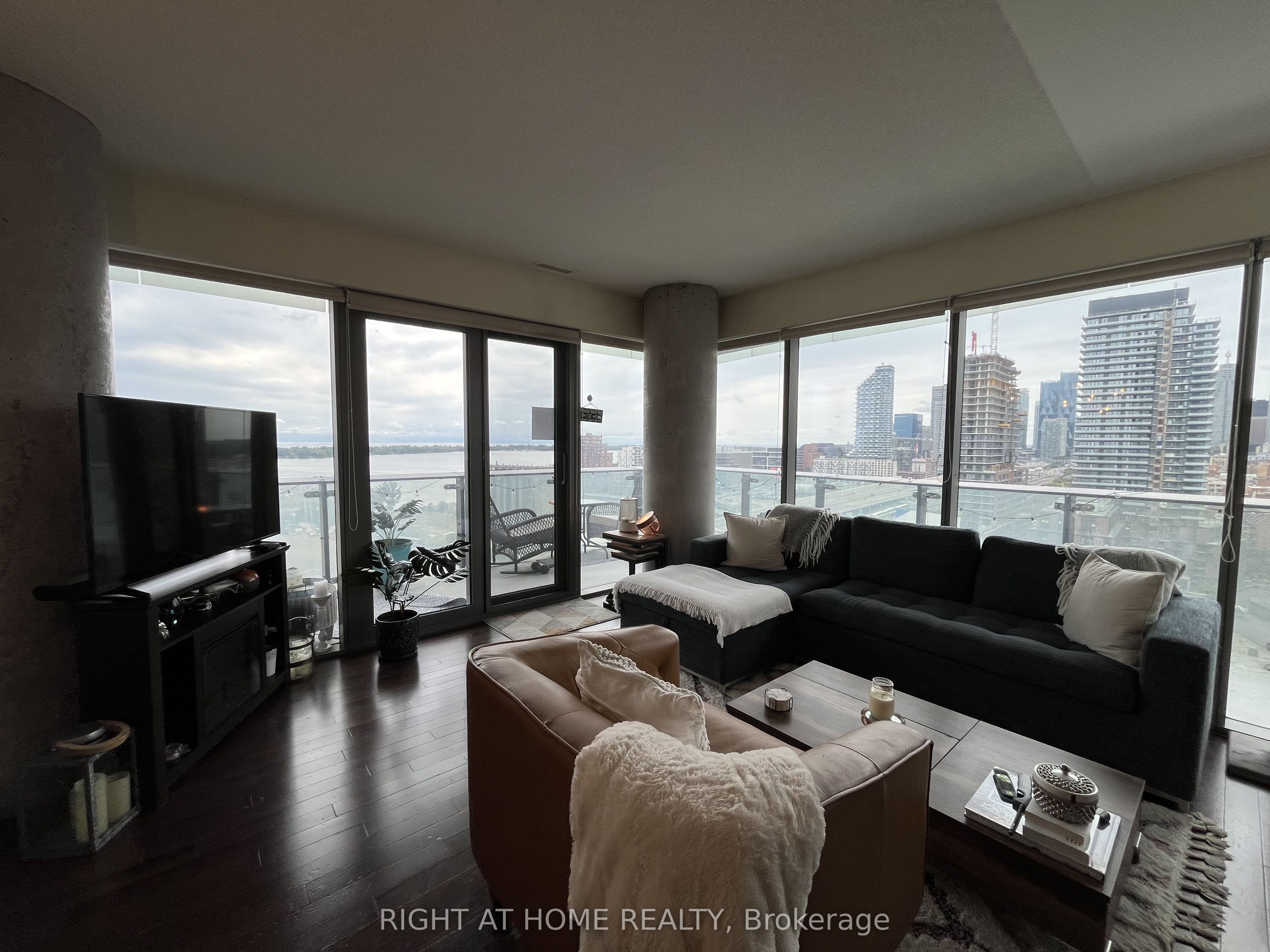 70 Distillery Lane 1708, Toronto, ON M5A 0E3 photo 4