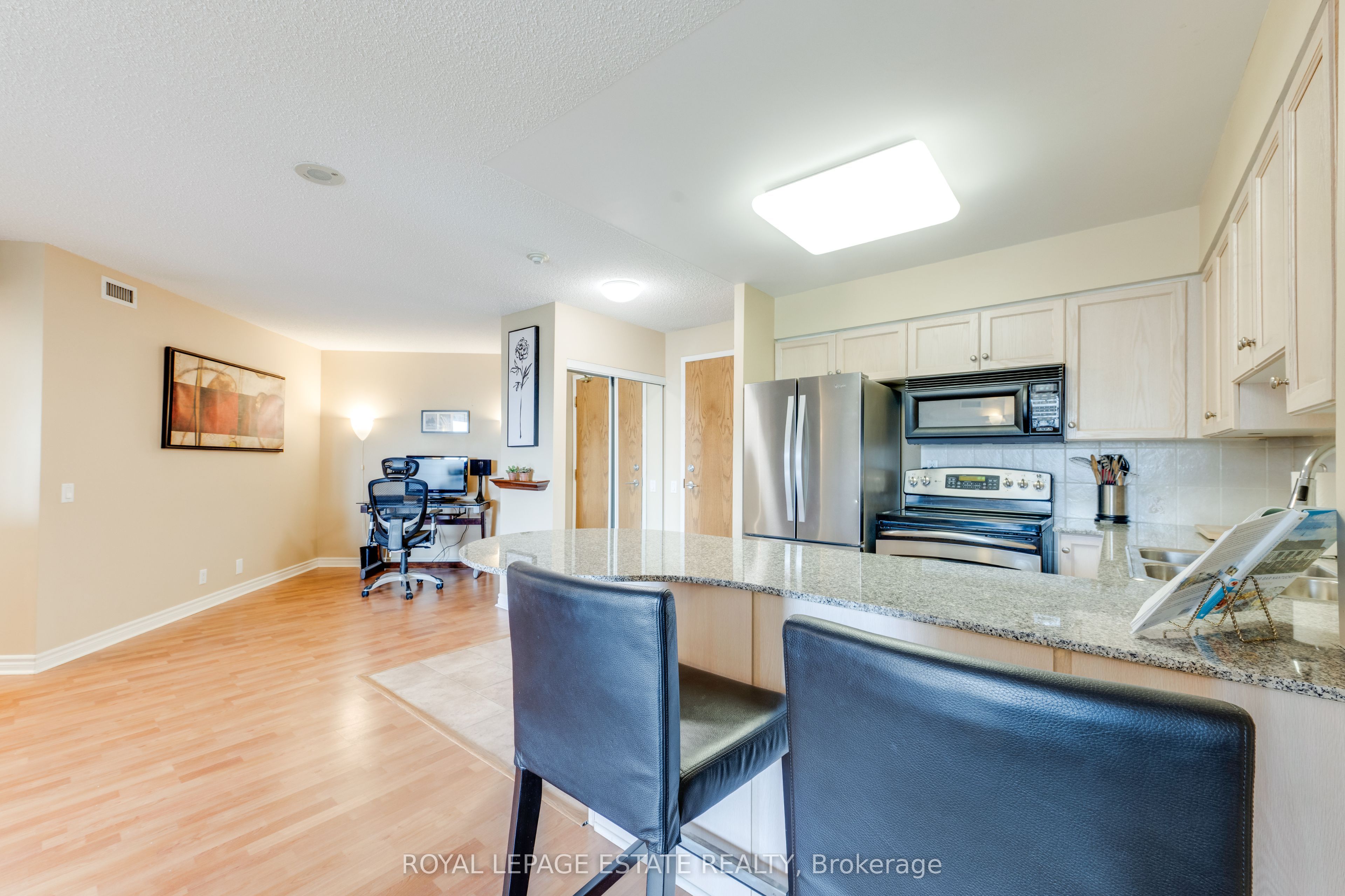 1720 Eglinton Avenue E 623, Toronto, ON M4A 2X8 photo 3