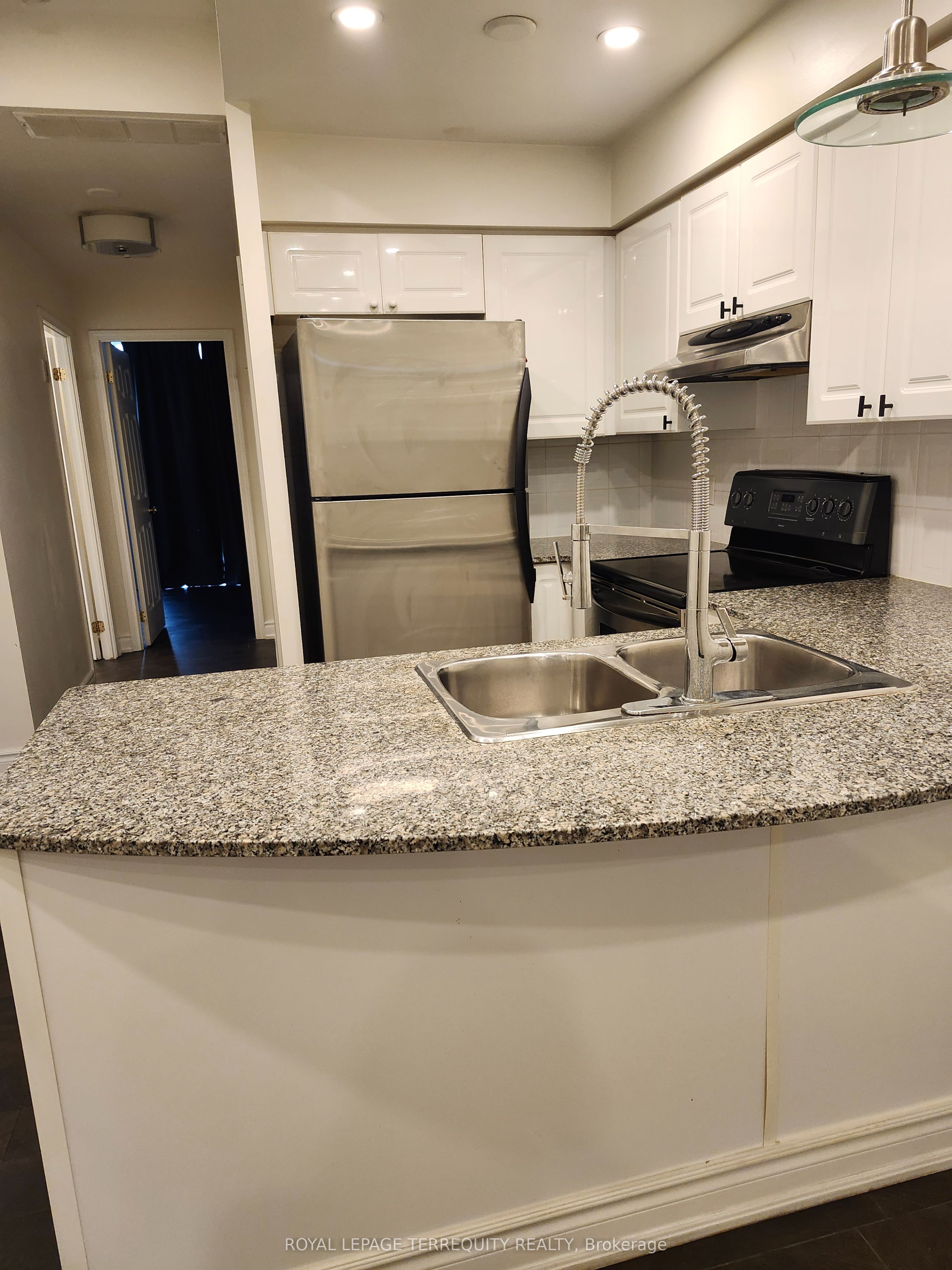 30 Stadium Road 252, Toronto, ON M5V 3P4 photo 5