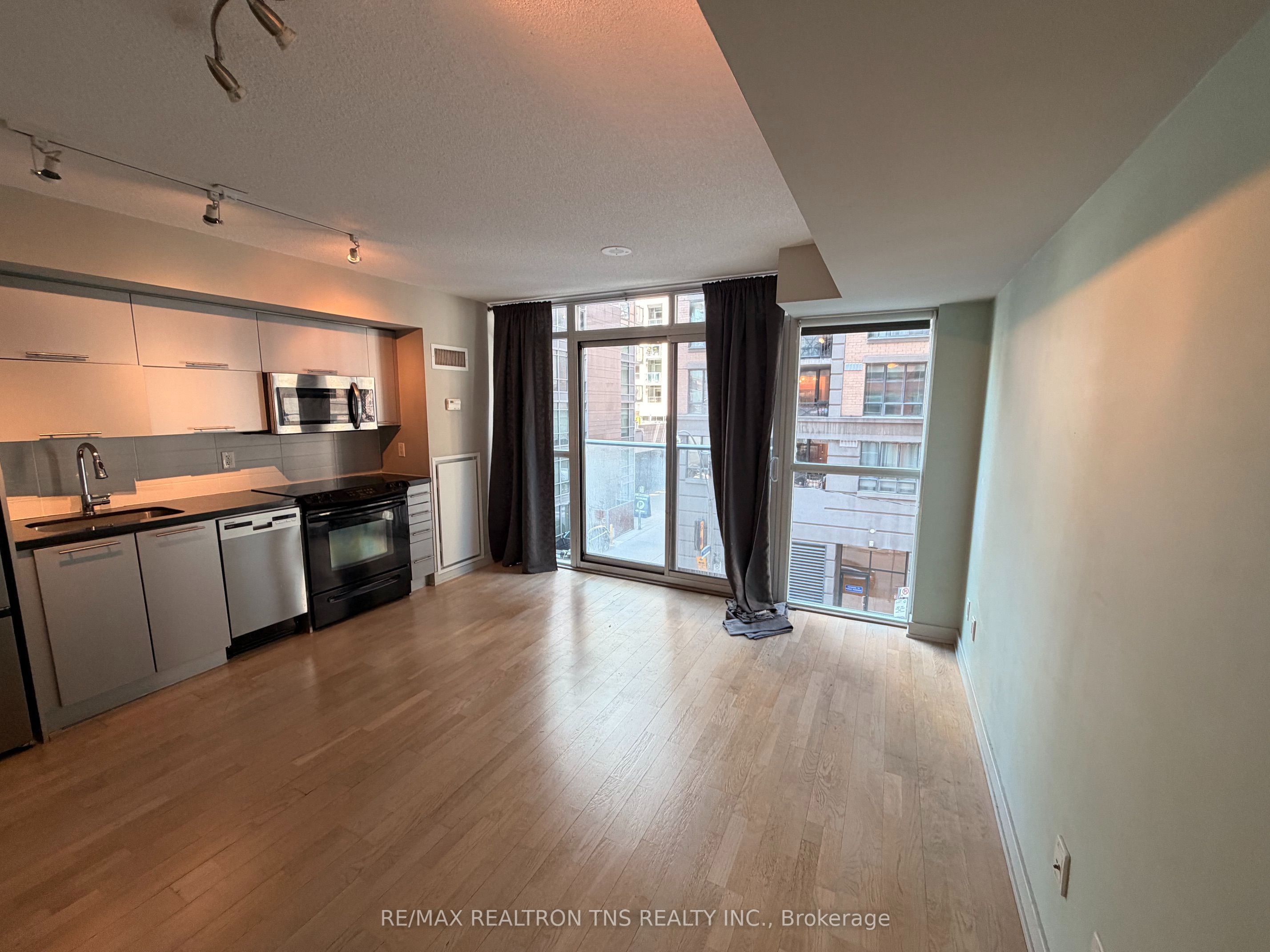 126 Simcoe Street 305, Toronto, ON M5H 4E6 photo 3