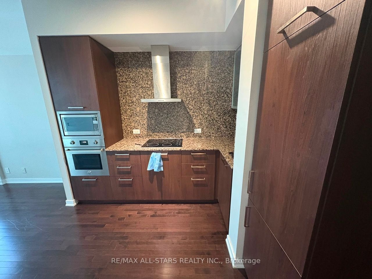 14 York Street 2209, Toronto, ON M5J 0B1 photo 2