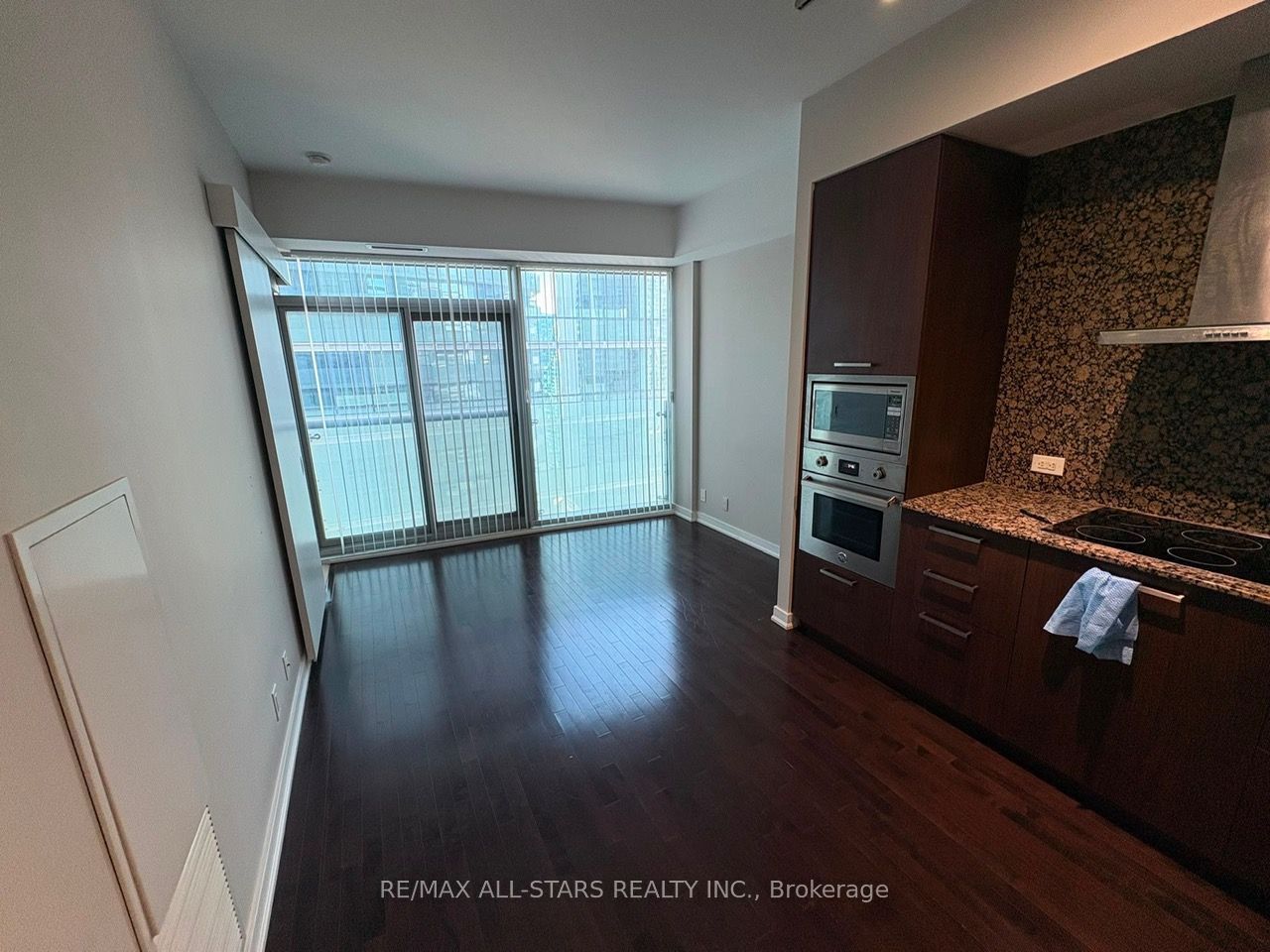 14 York Street 2209, Toronto, ON M5J 0B1 photo 3