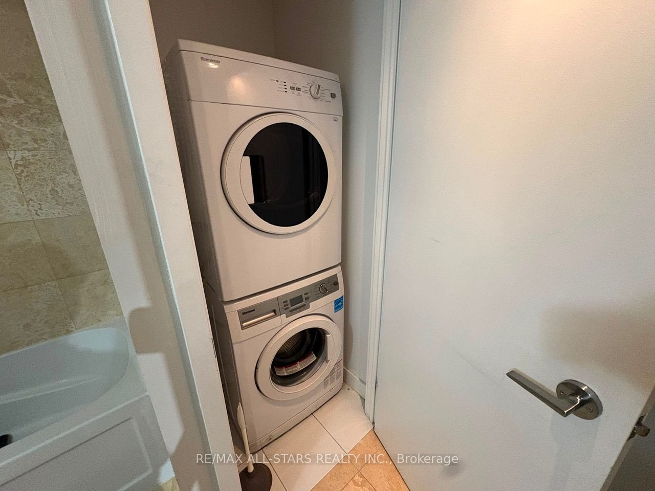 14 York Street 2209, Toronto, ON M5J 0B1 photo 5