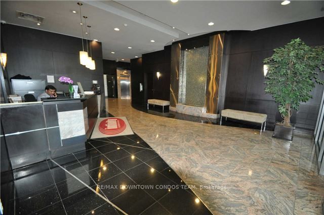 30 Grand Trunk Crescent 1005, Toronto, ON M5J 3A4 photo 4