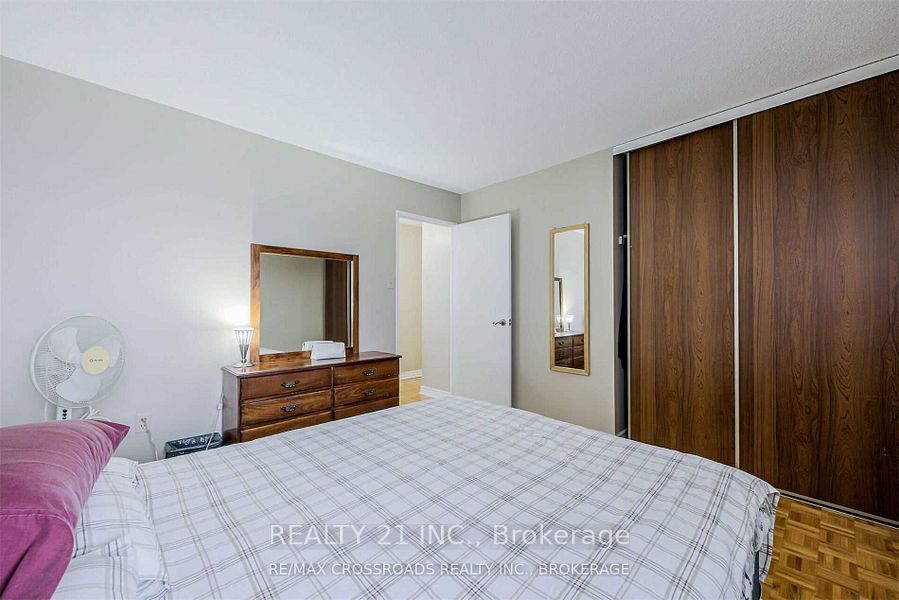 25 Sunrise Avenue S 811, Toronto, ON M4A 2S2 photo 3