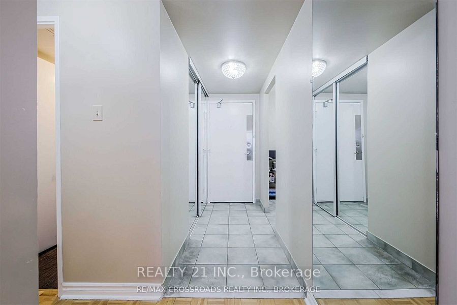 25 Sunrise Avenue S 811, Toronto, ON M4A 2S2 photo 5