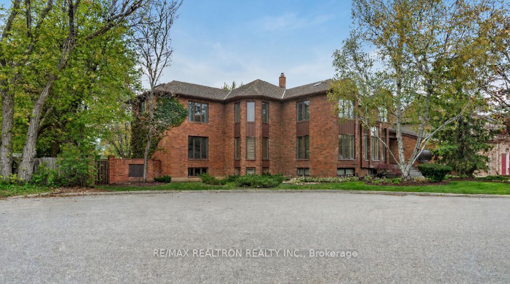 15 Sunforest Court, Toronto, ON M2R 3W3
