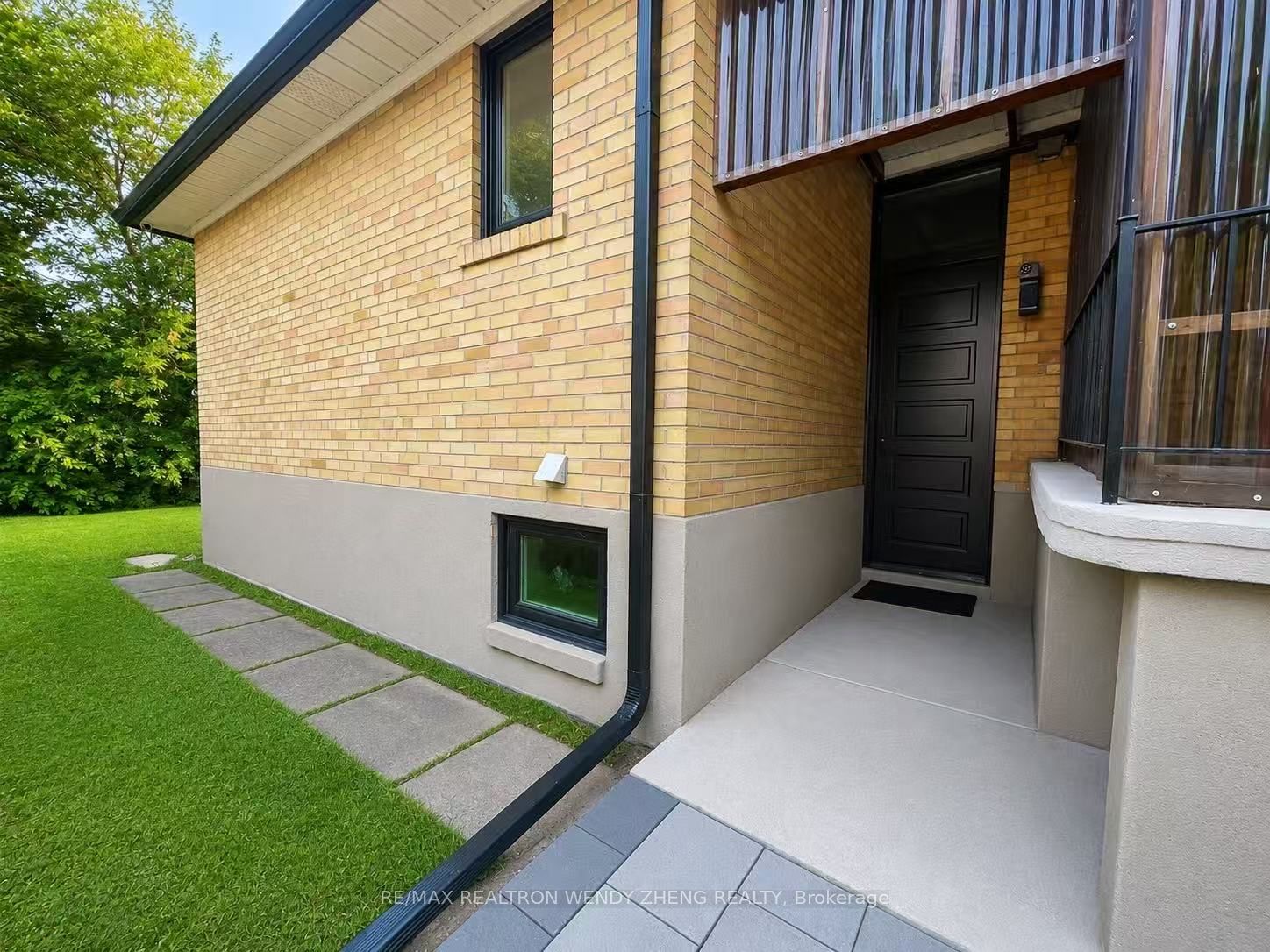 284 Wilmington Avenue Lower, Toronto, ON M3H 5K7 photo 2