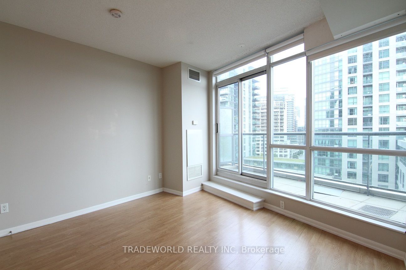 219 Fort York Boulevard 807, Toronto, ON M5V 1B1 photo 2