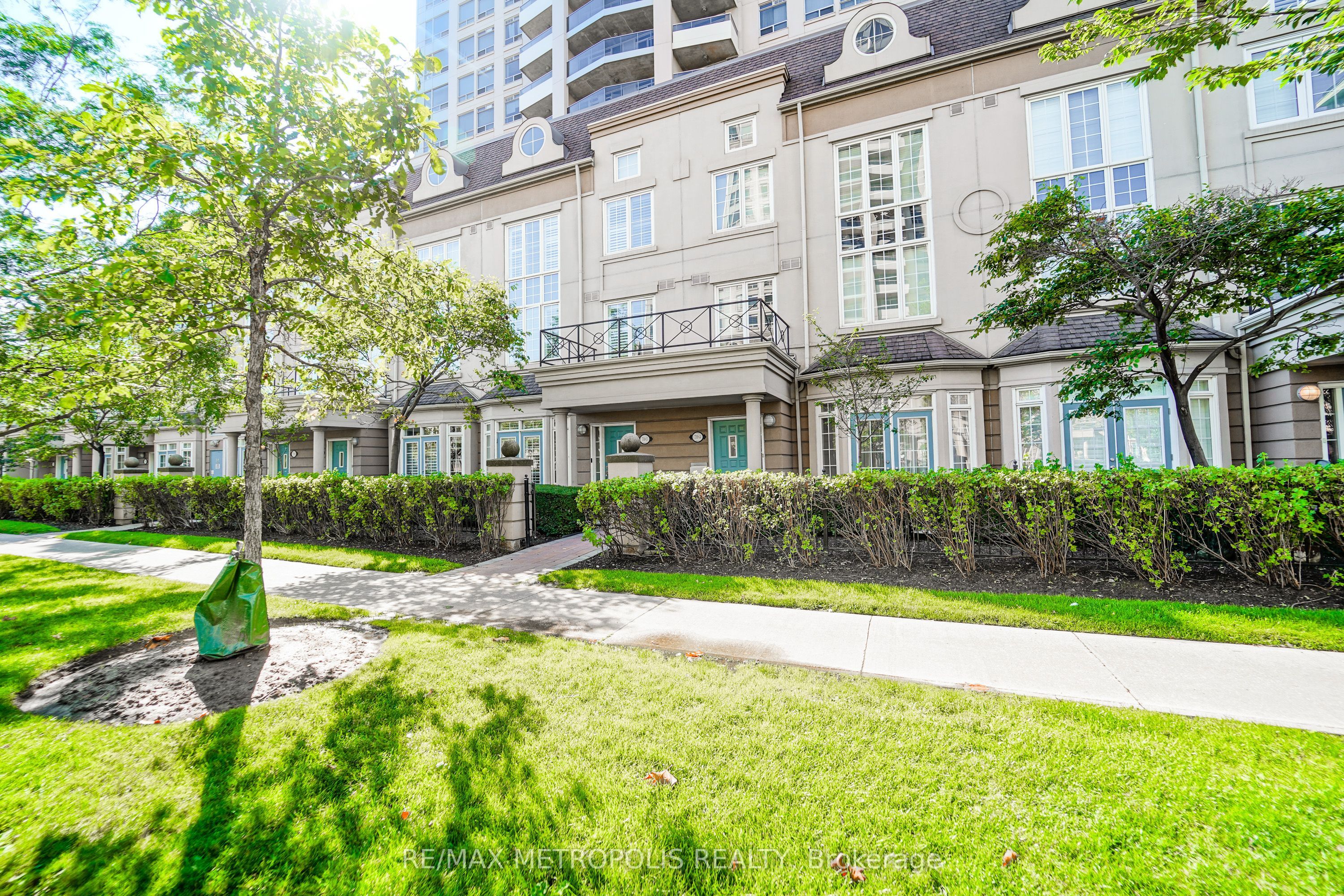 3 Rean Drive Th13, Toronto, ON M2K 3C2 photo 2