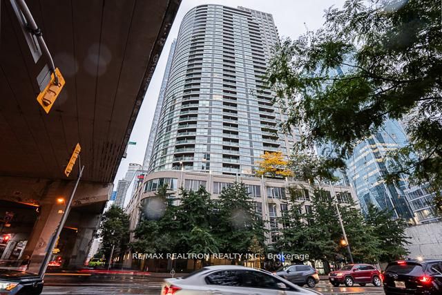 18 Yonge Street 808, Toronto, ON M5E 1Z8 photo 2