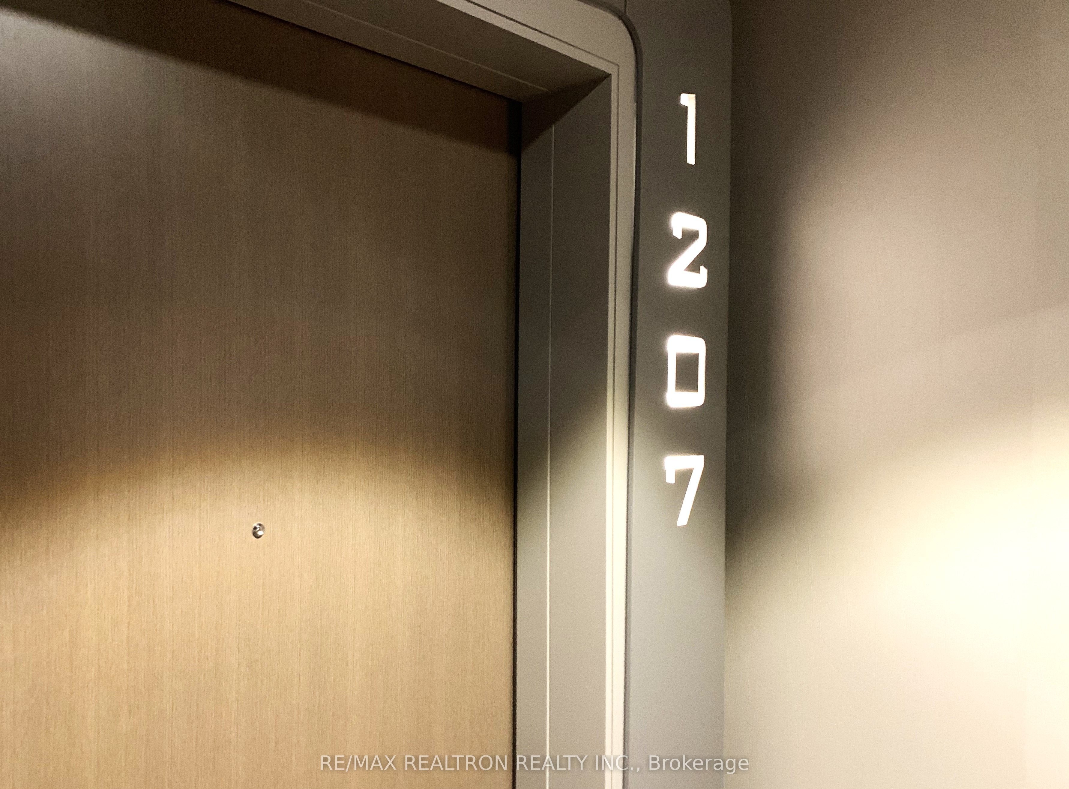 1 Bloor Street E 1207, Toronto, ON M4W 0A8 photo 2