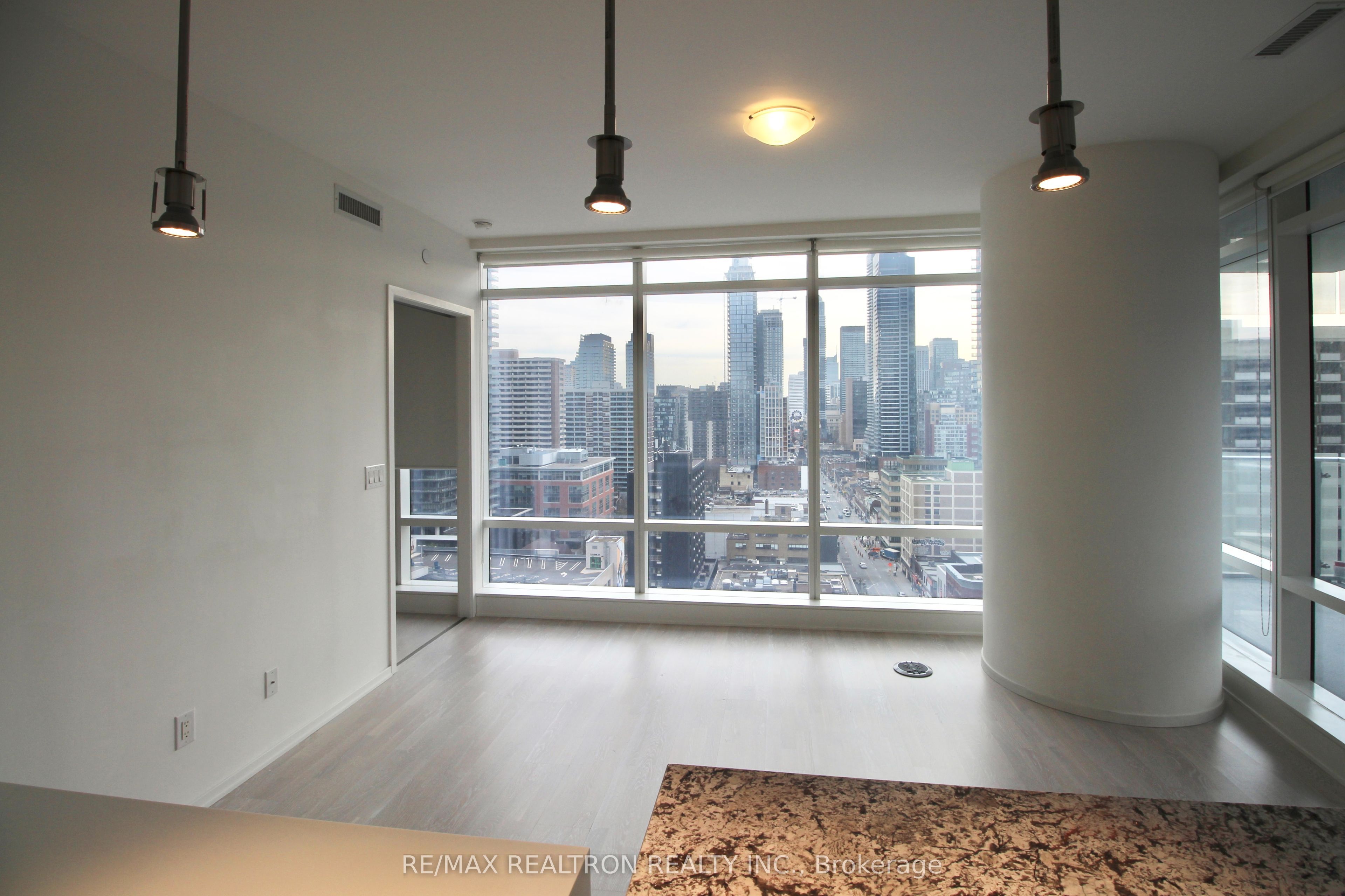 1 Bloor Street E 1207, Toronto, ON M4W 0A8 photo 4