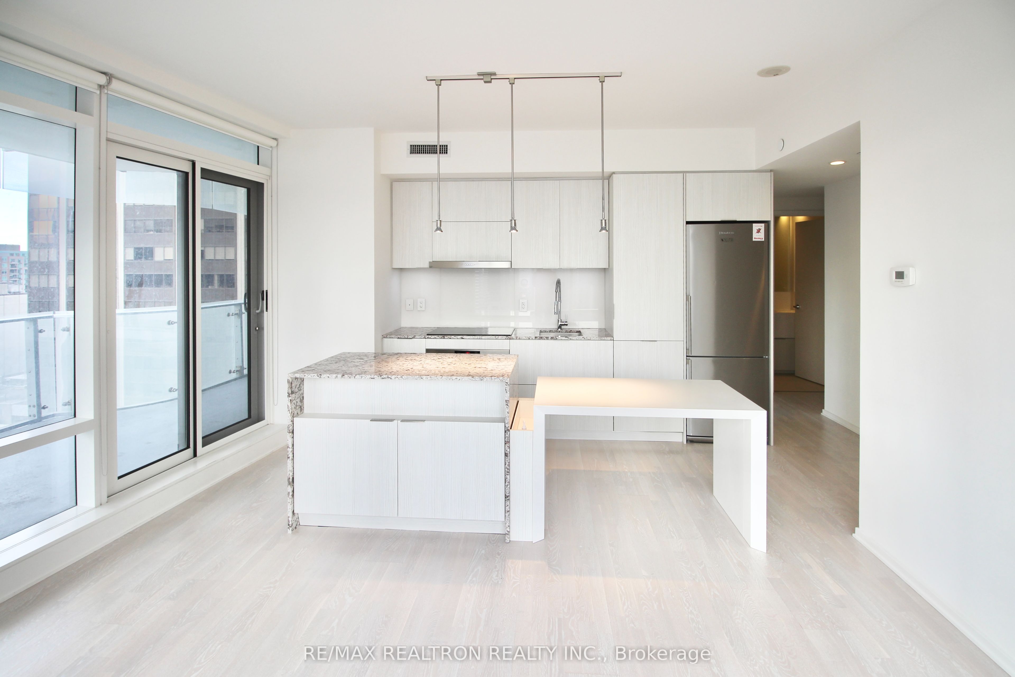 1 Bloor Street E 1207, Toronto, ON M4W 0A8 photo 5