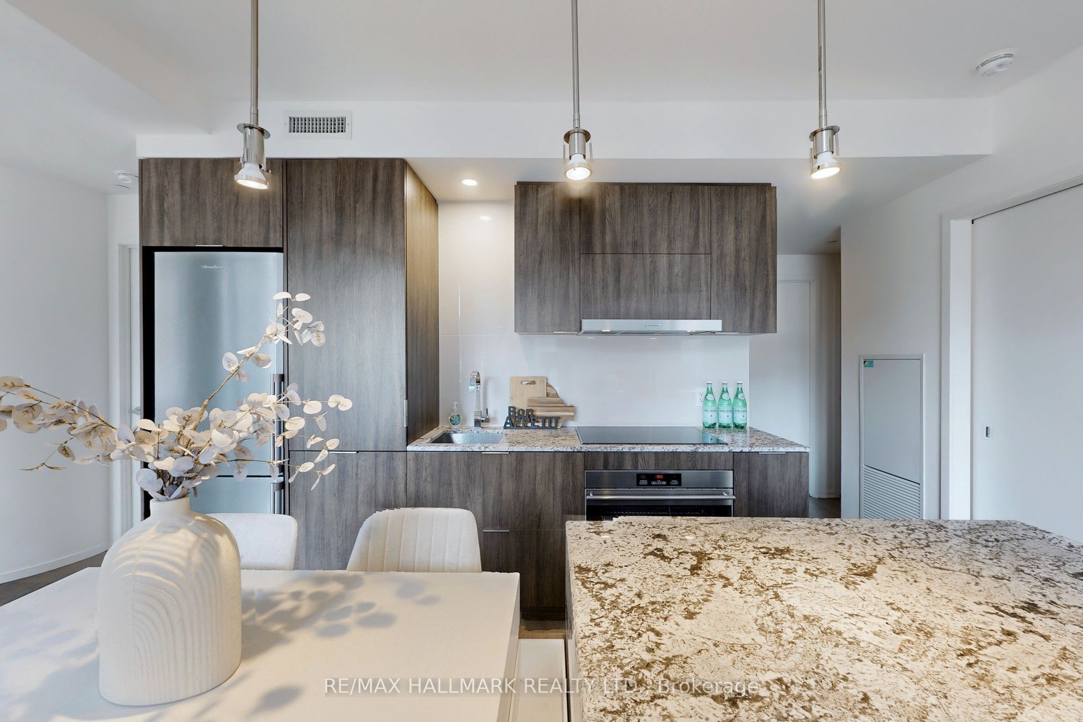 1 Bloor Street E 520, Toronto, ON M4W 0A8 photo 2