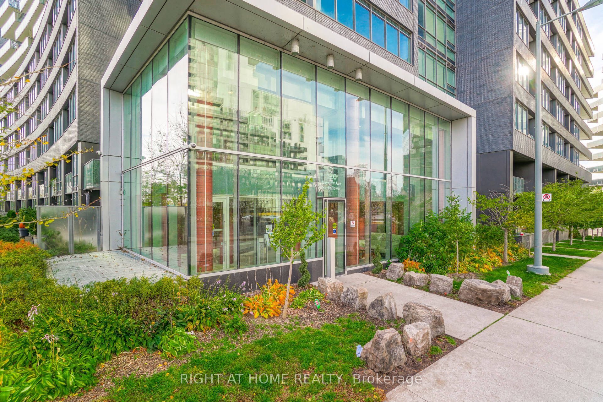 120 Bayview Avenue N821, Toronto, ON M5A 0G4 photo 3