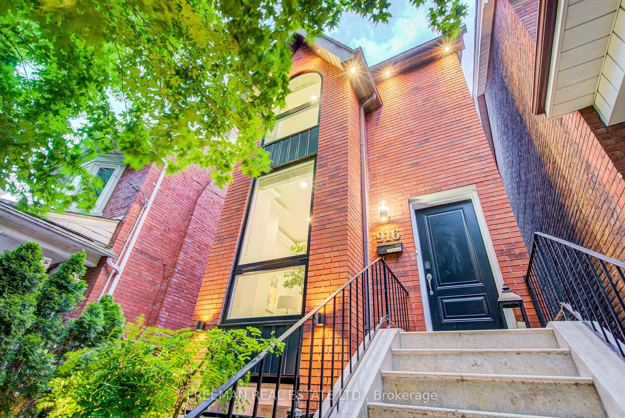916 Manning Avenue Main&2nd Floor, Toronto, ON M6G 2X4