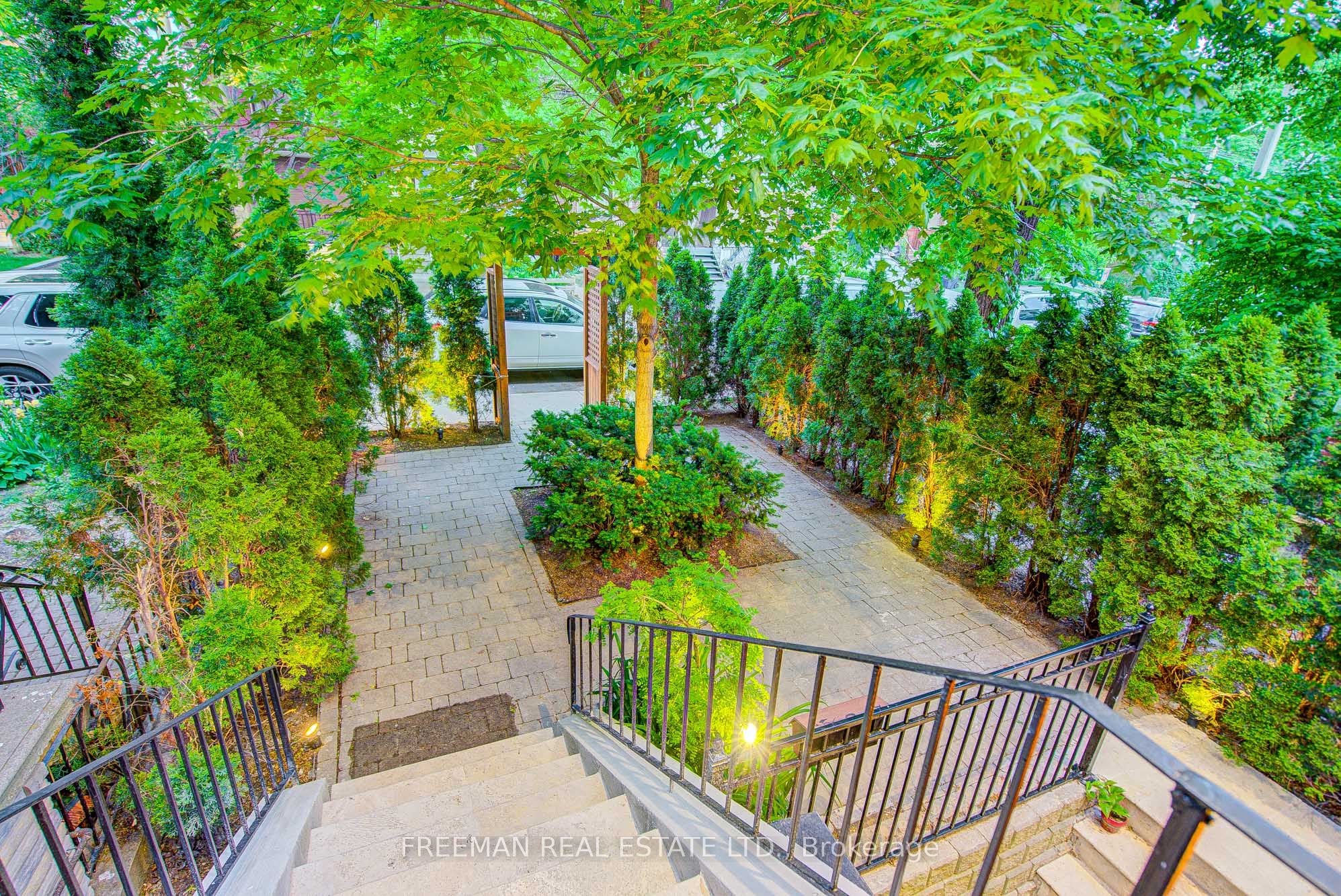 916 Manning Avenue Main&2nd Floor, Toronto, ON M6G 2X4 photo 2